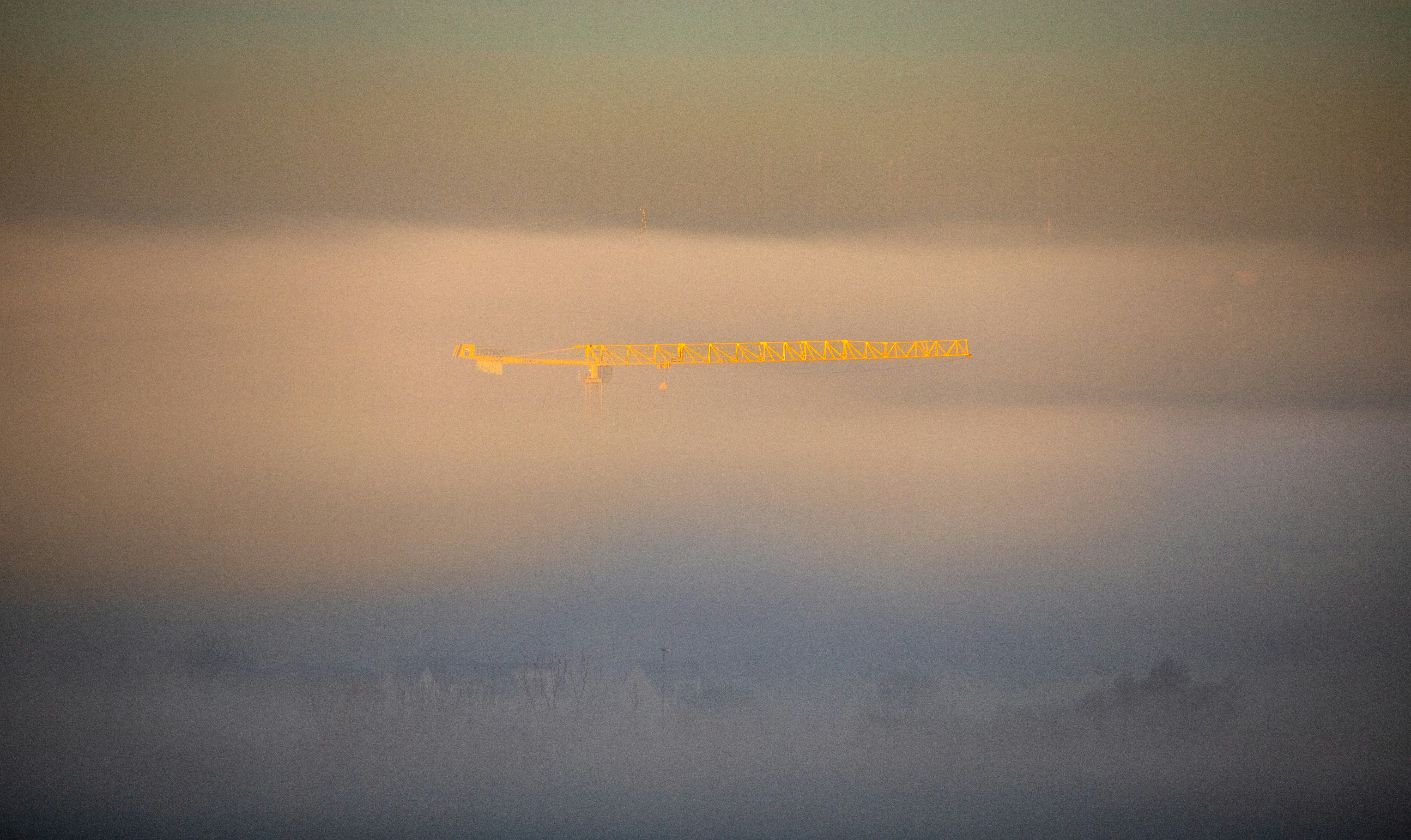 Flugzeug fliegt bei Sonnenuntergang durch Wolken