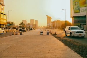 Chantier de construction routière avec granulats