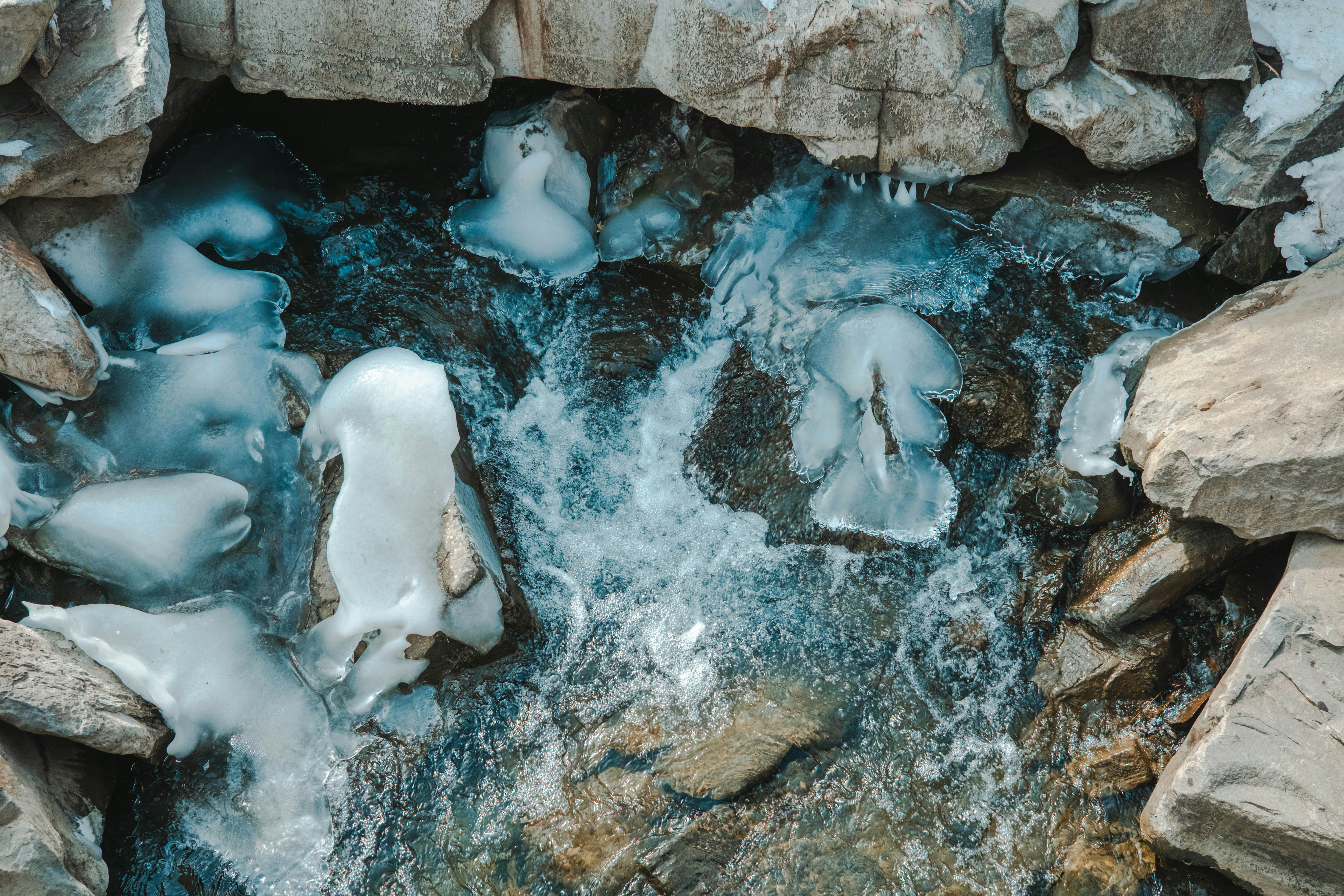 Formaciones de hielo congelado en un lecho rocoso de un arroyo