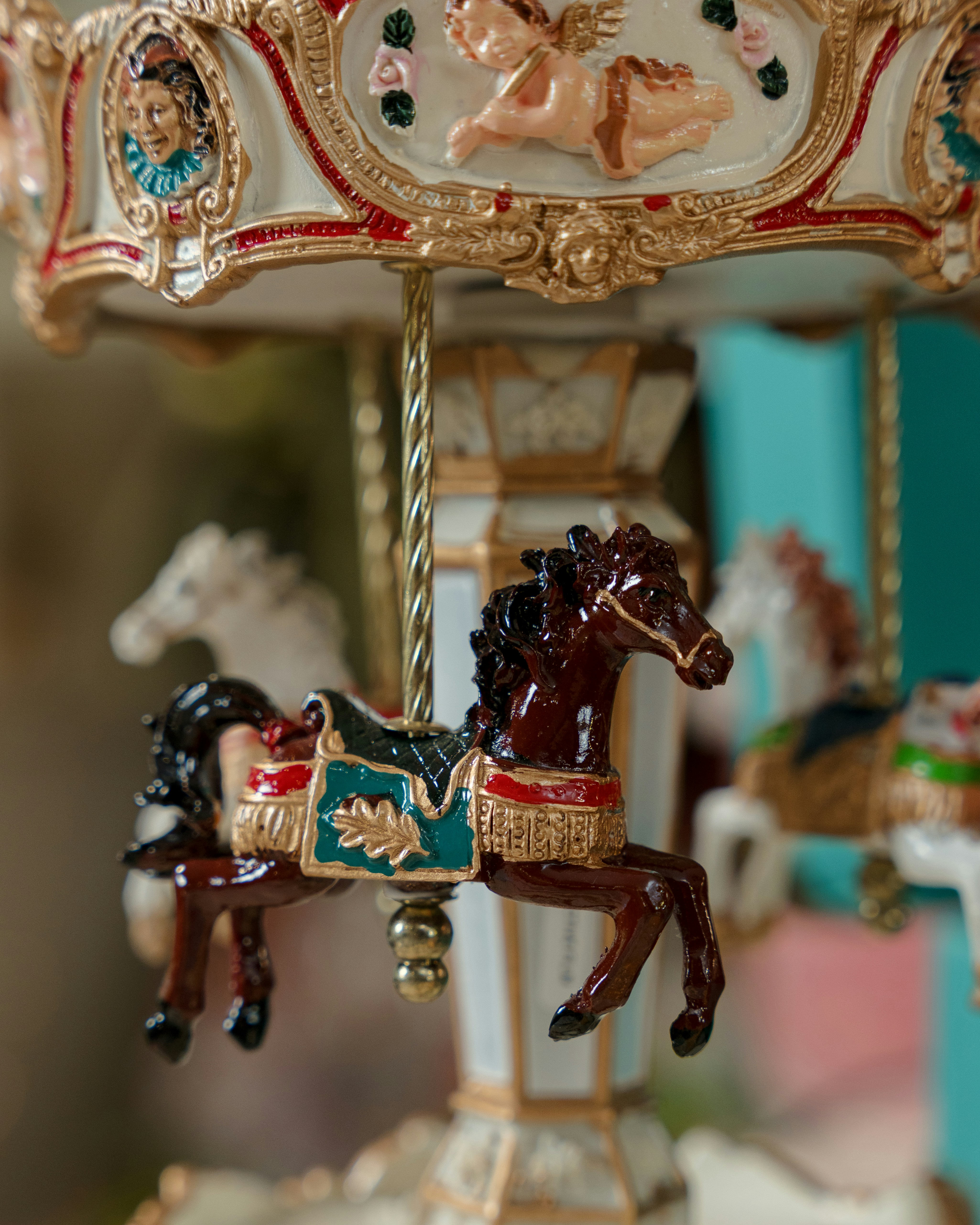 Primo piano di un cavallo carosello decorativo con altri sfondi sfocati