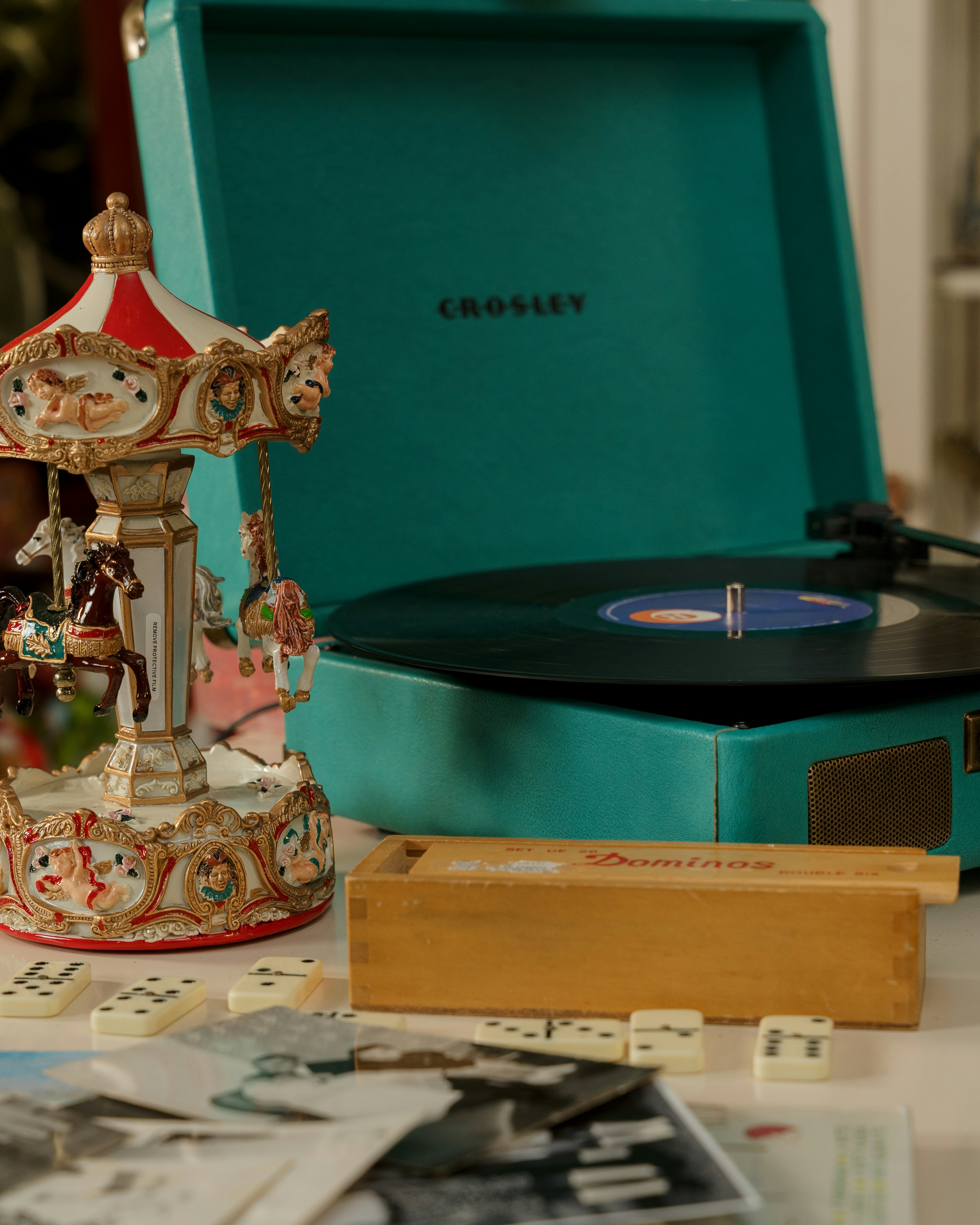 Giradischi turchese con giostra e tessere del domino