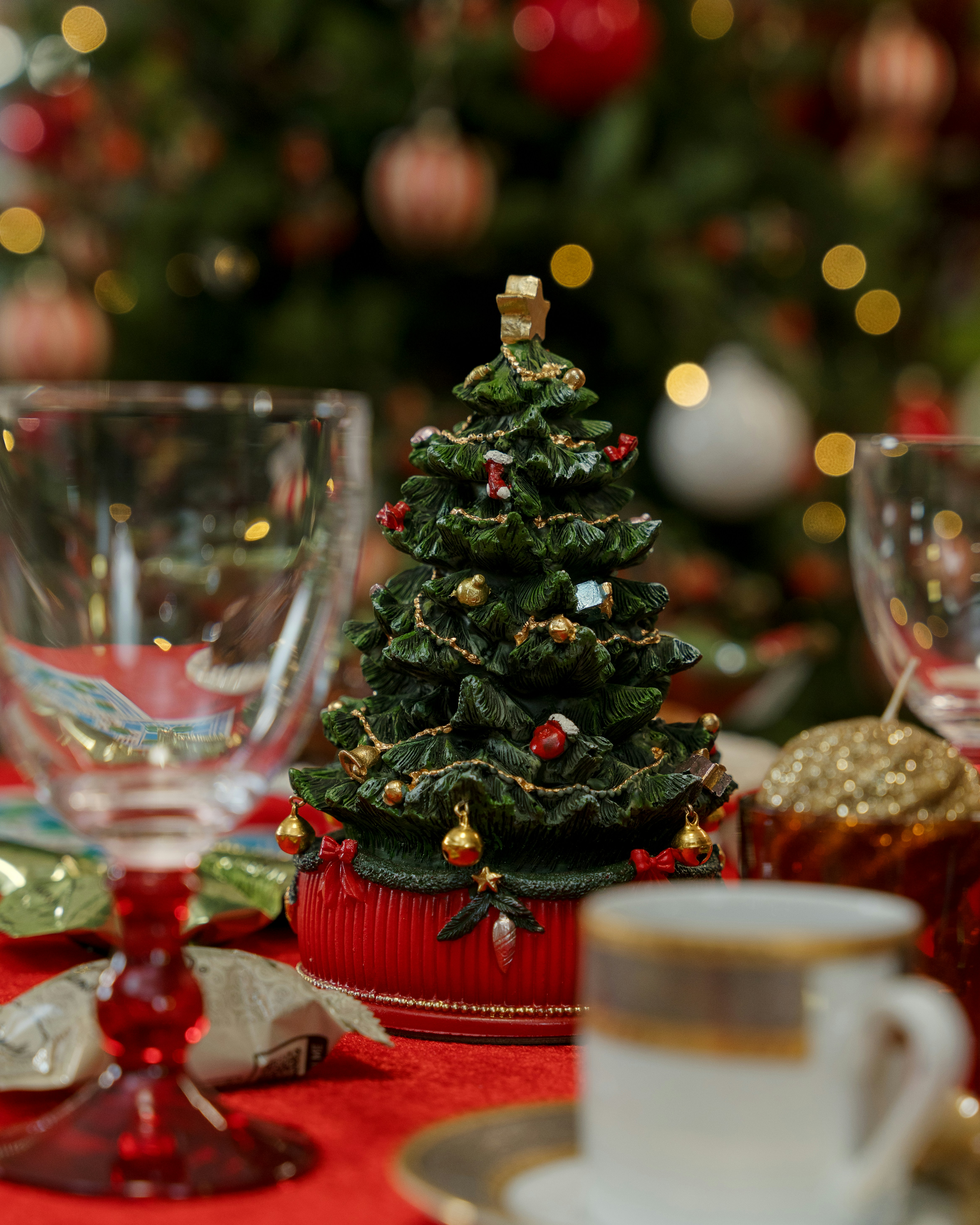 Centrotavola in miniatura per albero di Natale su un tavolo festoso