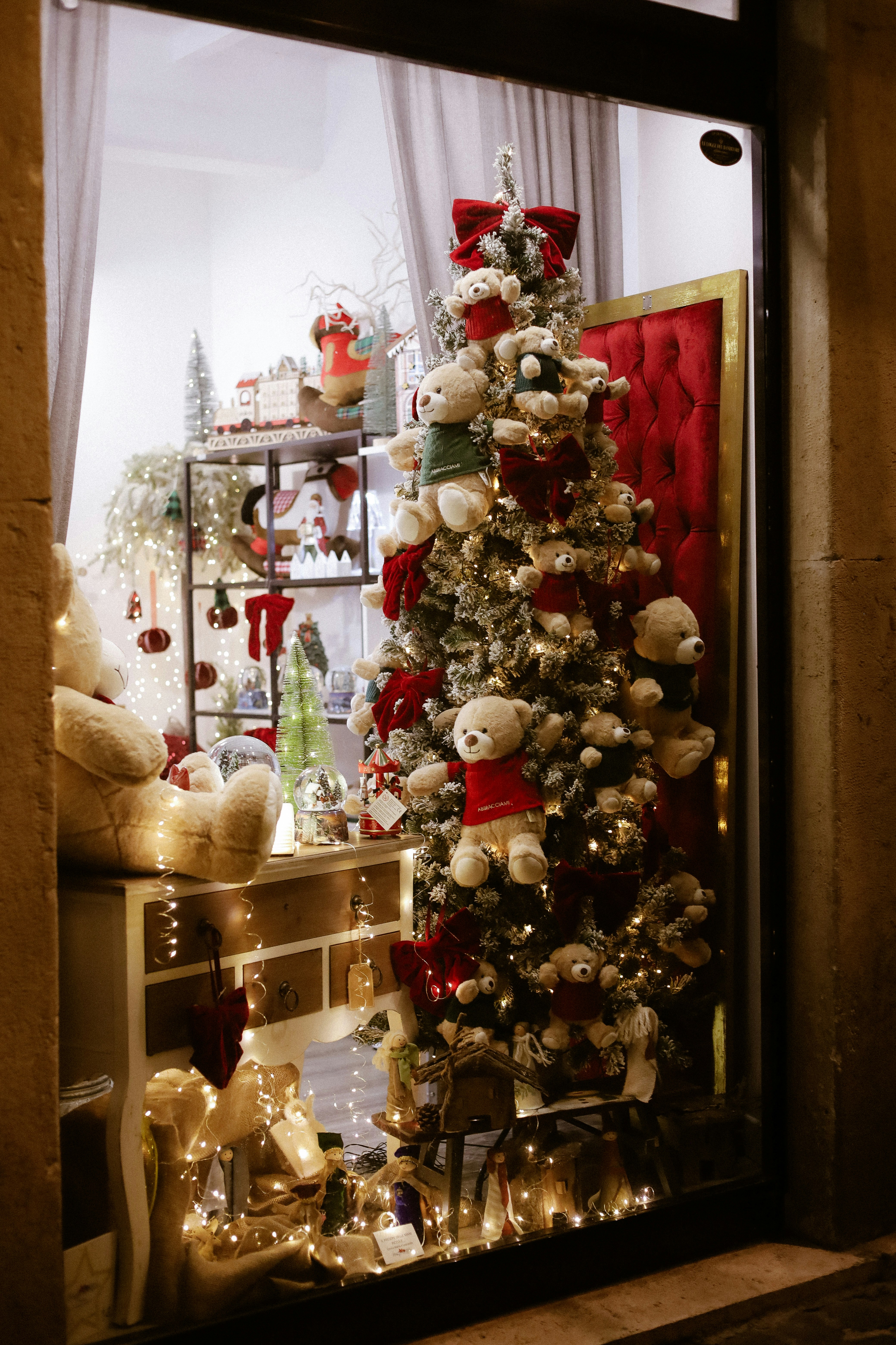 Christmas tree decorated with teddy bears and lights.