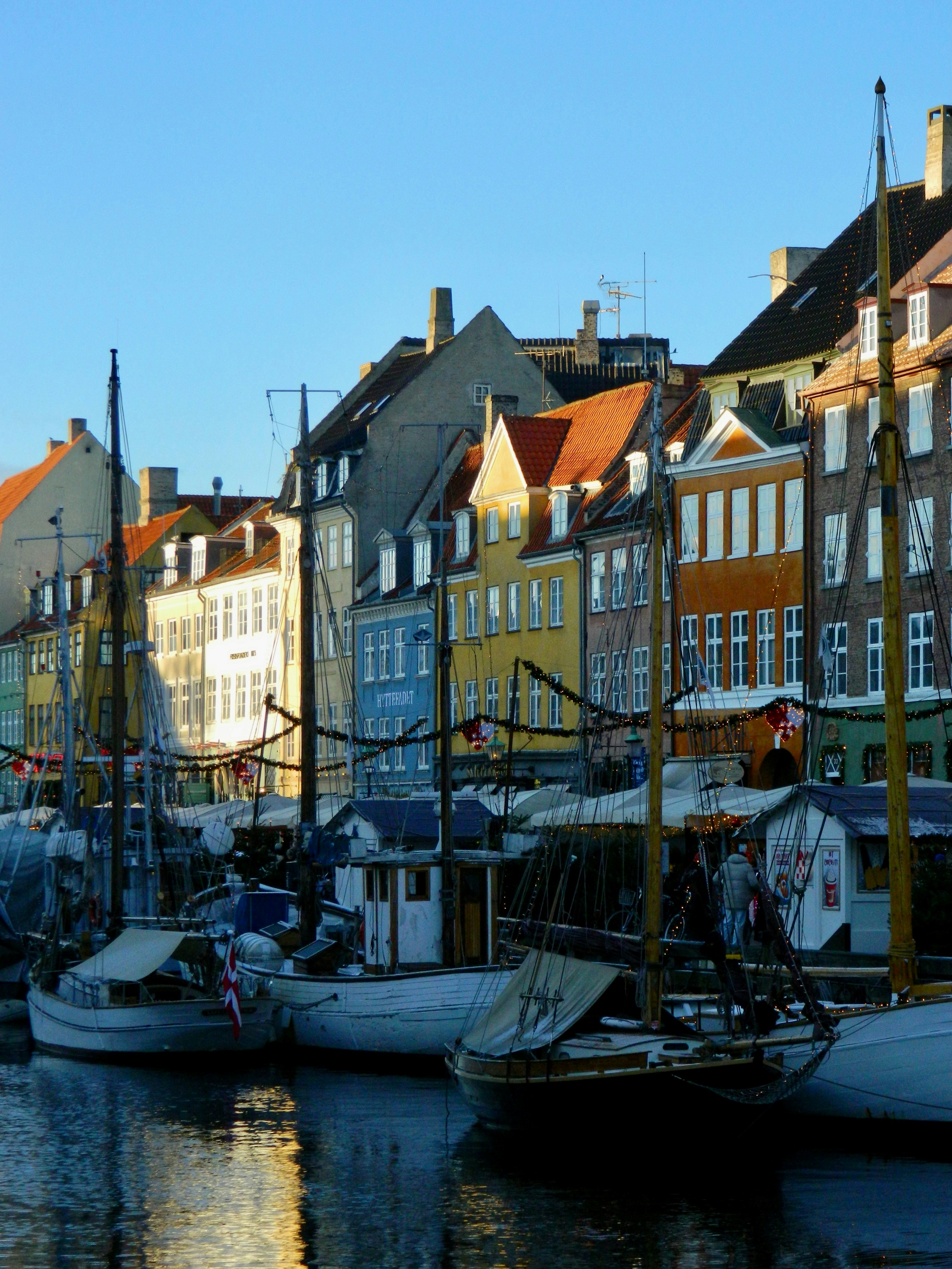 カラフルな建物やボートが運河沿いに並んでいます。