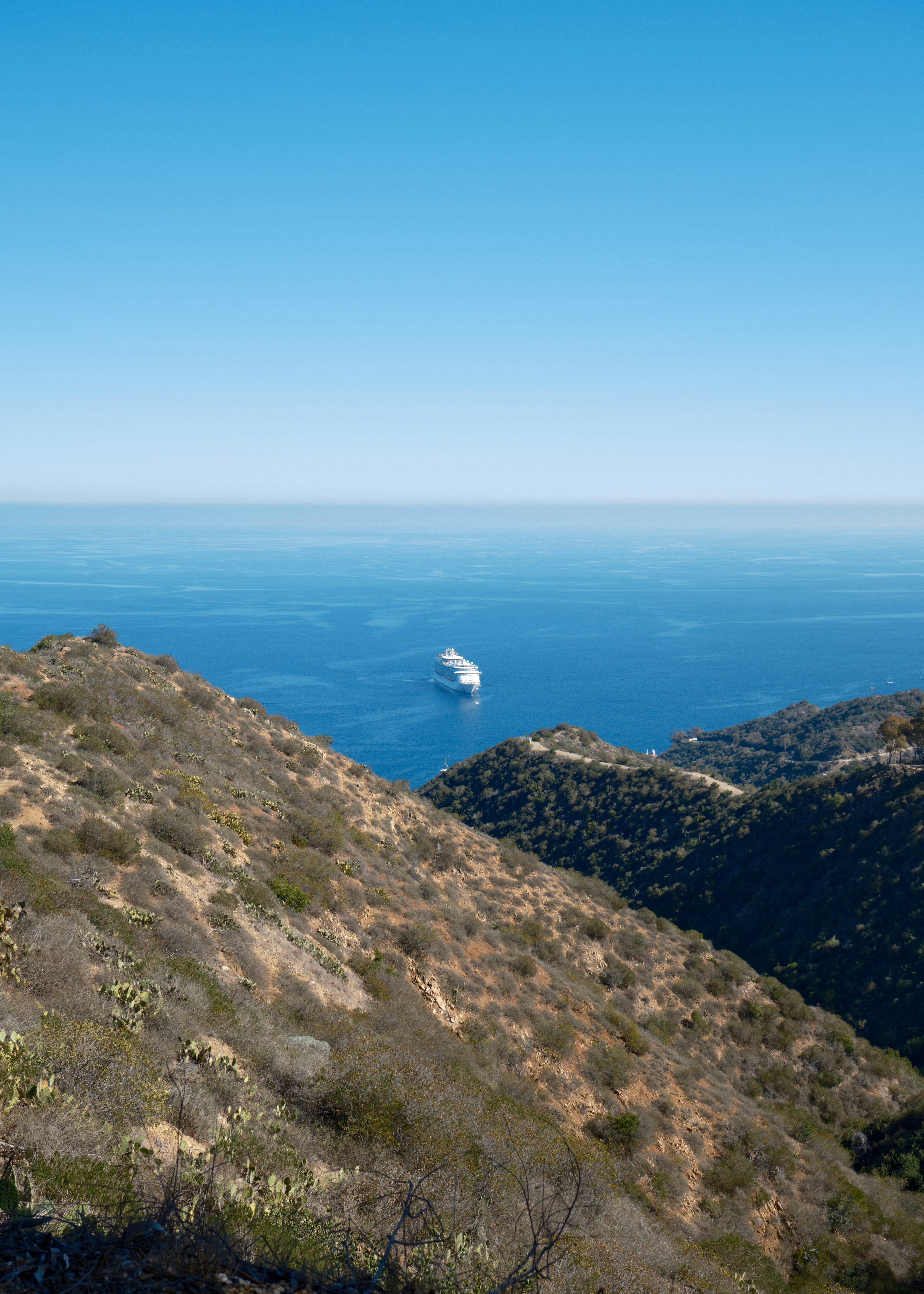 Nave da crociera che naviga su un oceano azzurro limpido.