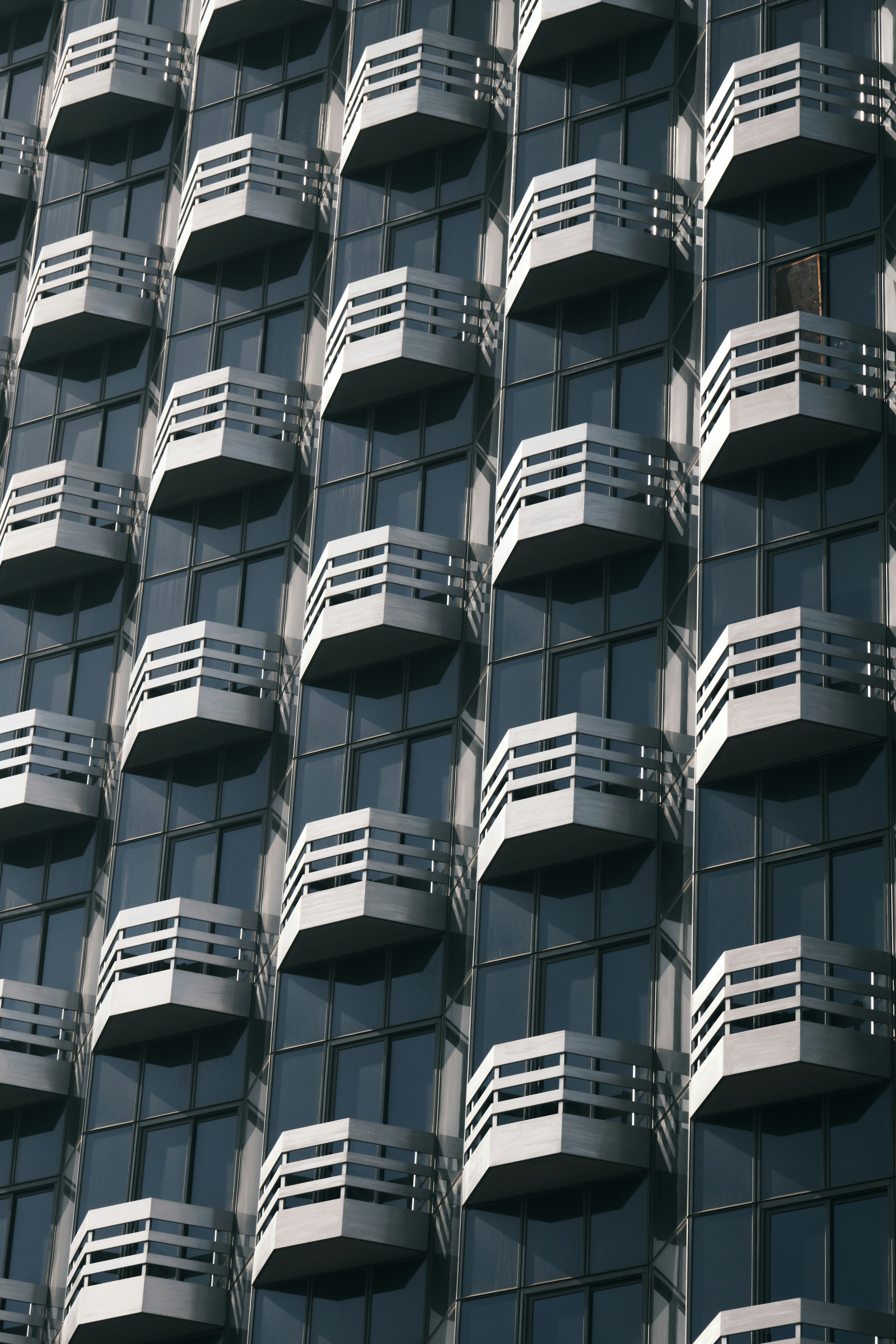 Facciata moderna dell'edificio con balconi ripetuti