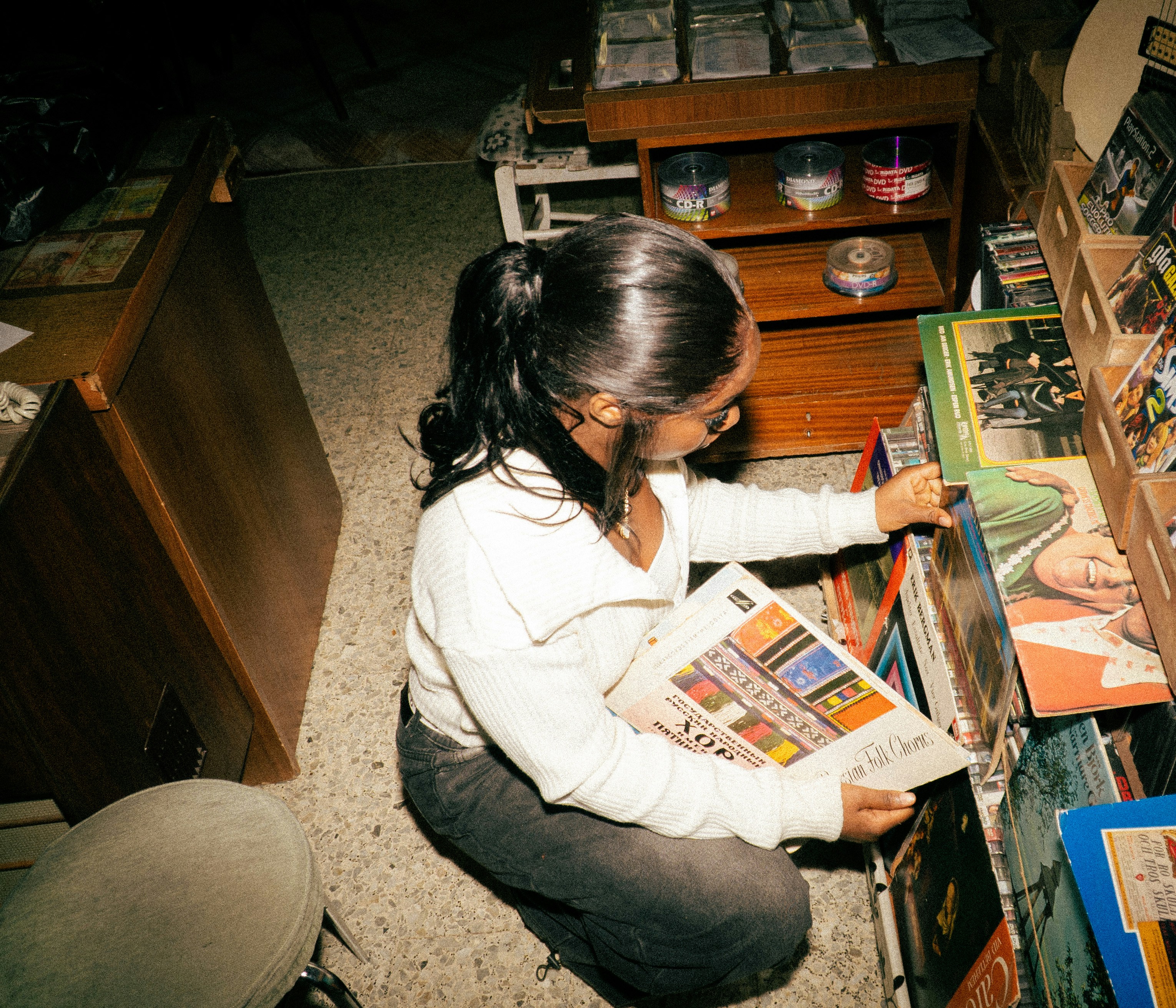 एक ग्रामीण स्कूल का चित्र जहाँ छात्र उत्साहपूर्वक पढ़ाई कर रहे हैं, क्लासरूम साफ-सुथरा और रोशनी से भरा है।