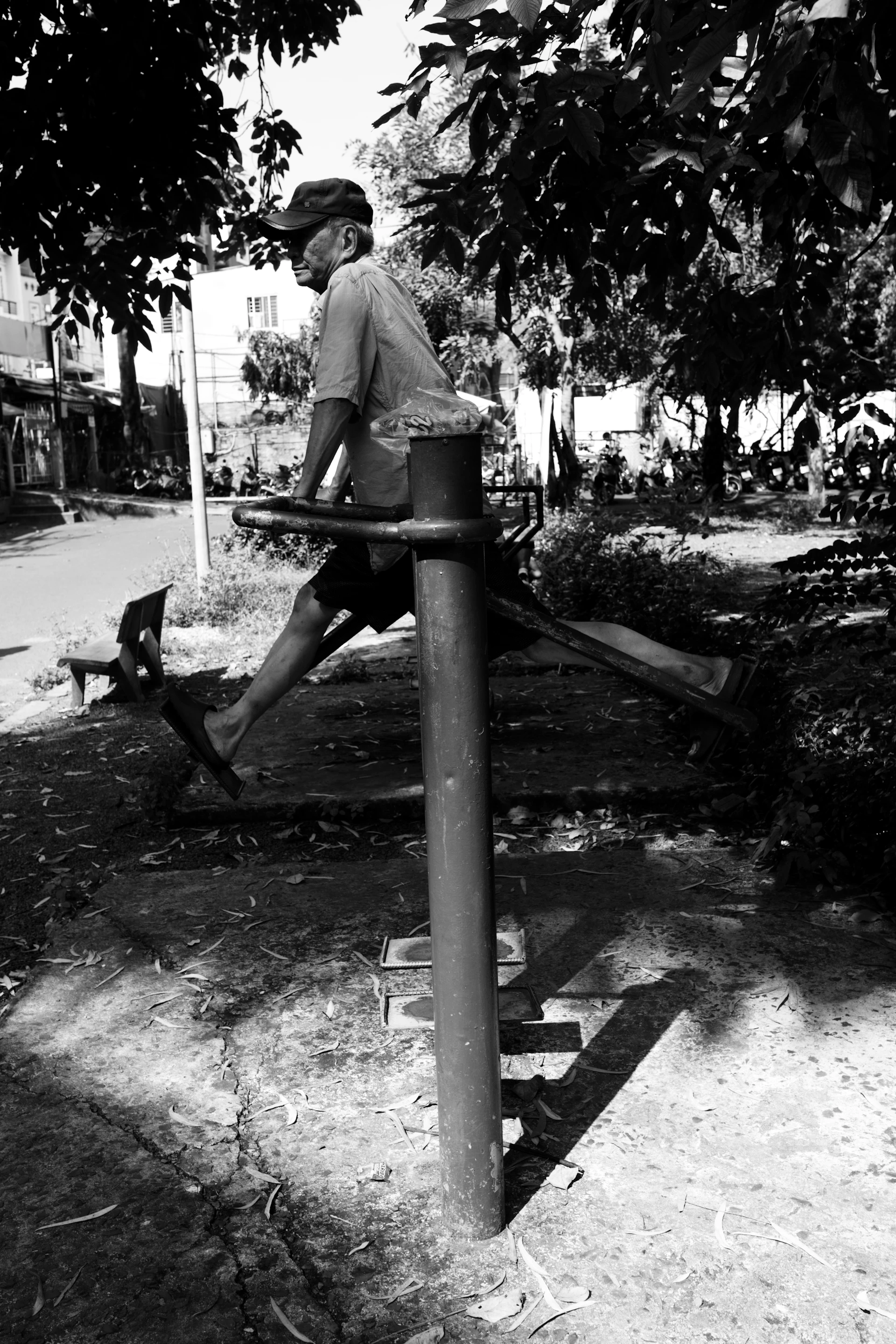 Adulto mayor entrenando en un parque al aire libre