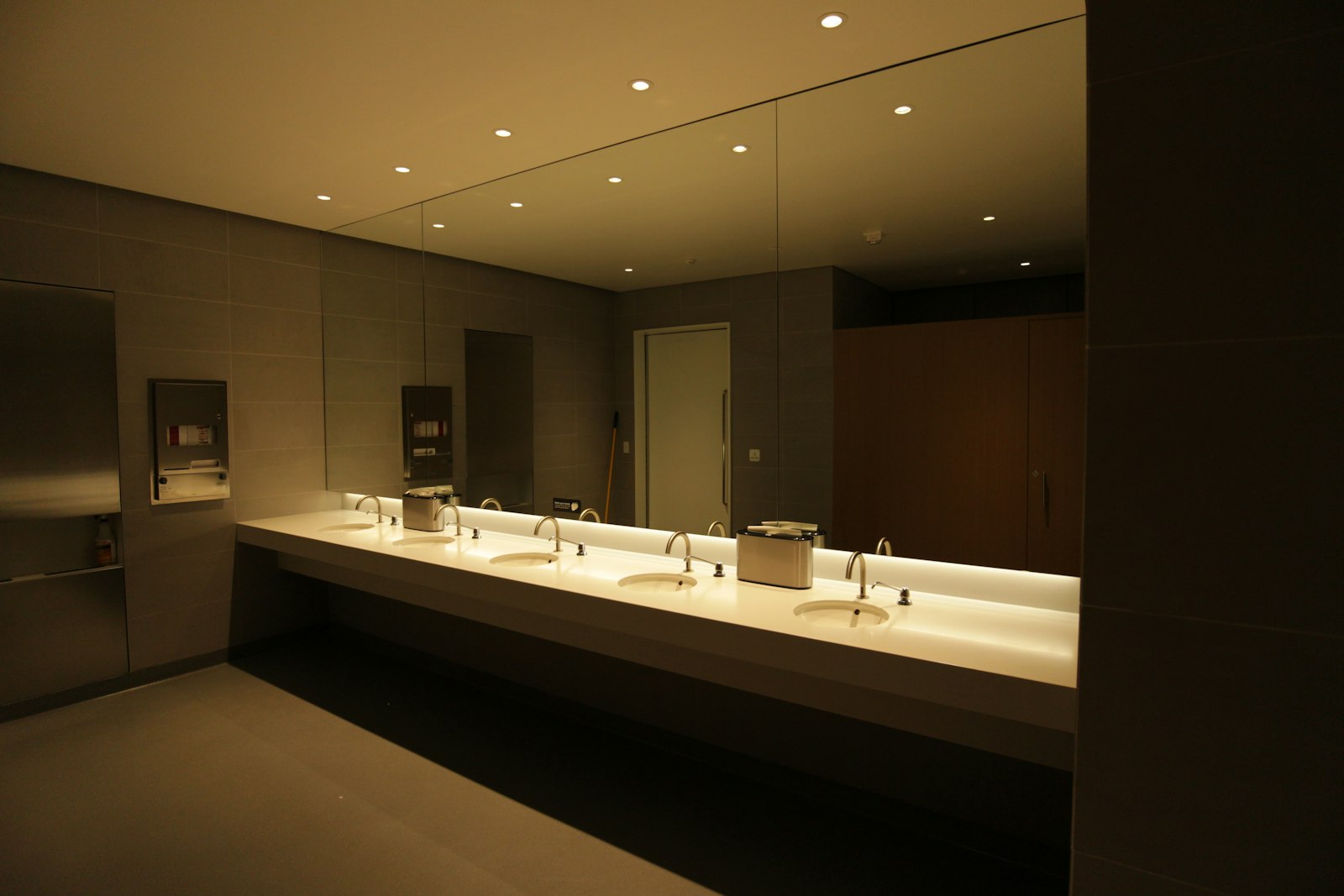 5 Mistakes Everyone Makes in a Small Bathroom