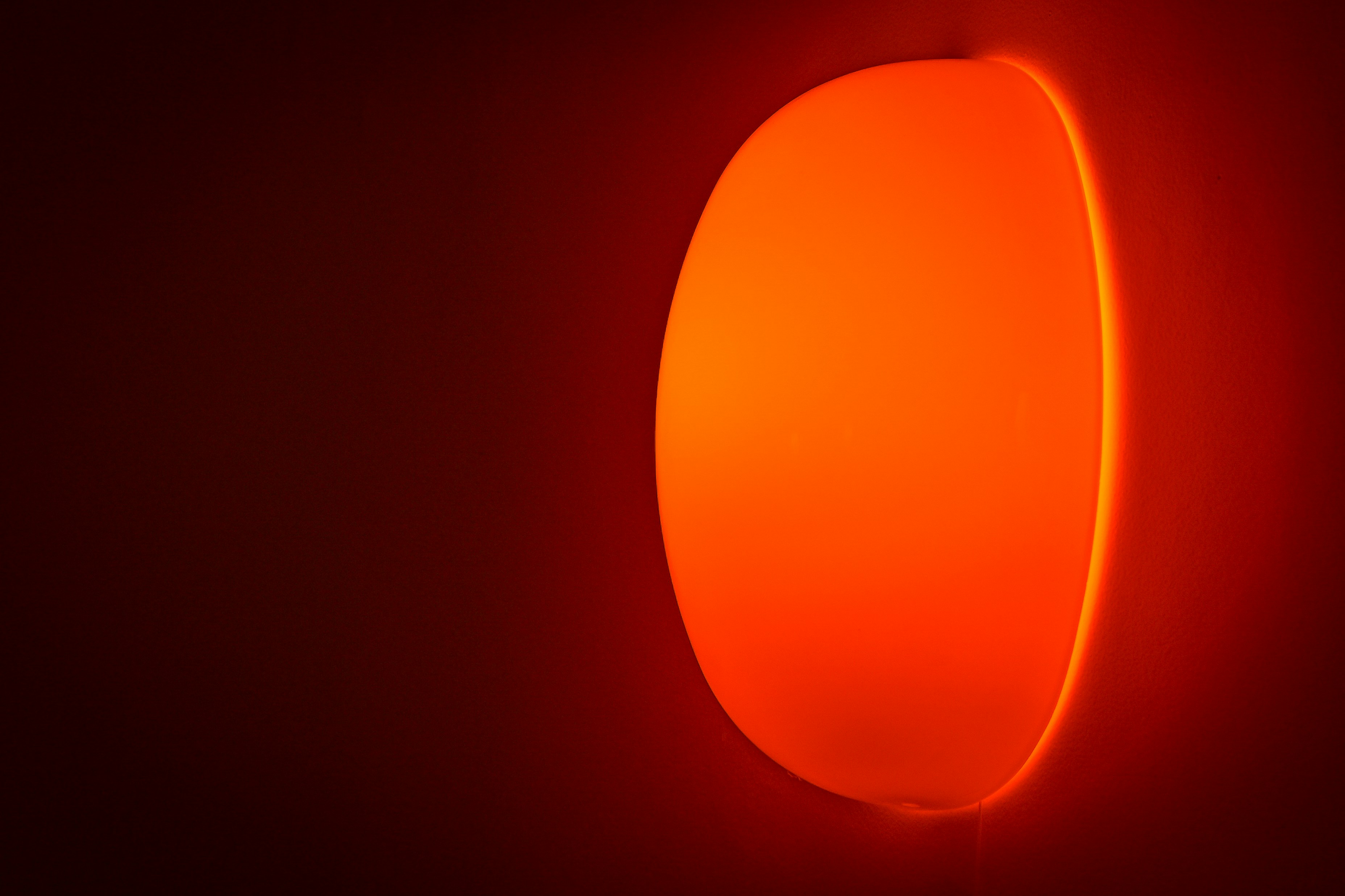 暗い背景に輝くオレンジ色の球体