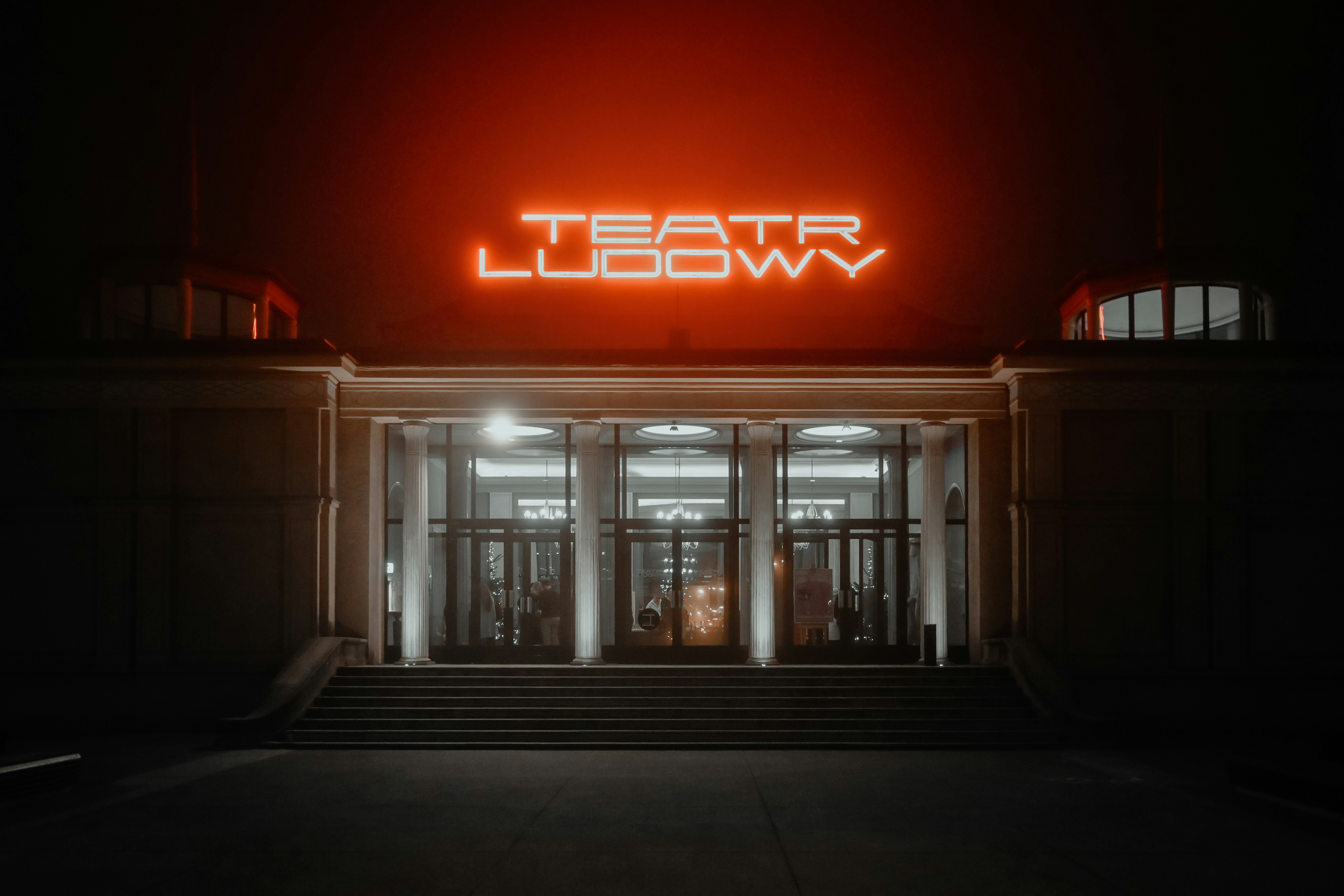 夜のネオンライトに照らされたテアトル・ルドウィ