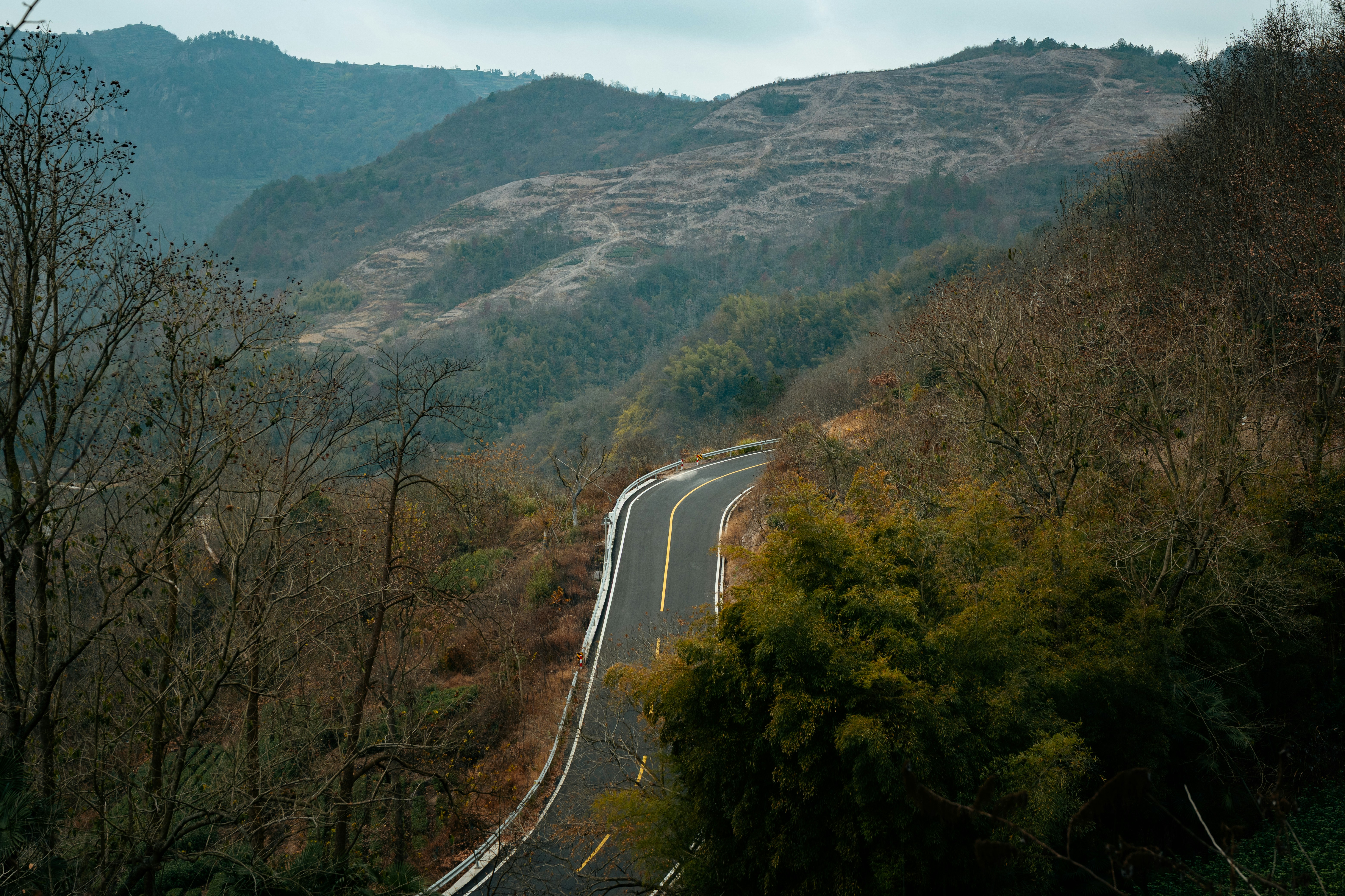 Mazda MX-5 scenic road, ilustrasi artikel The Ultimate Mazda MX-5 Miata Wallpaper Collection: Capturing Roadster Life 4