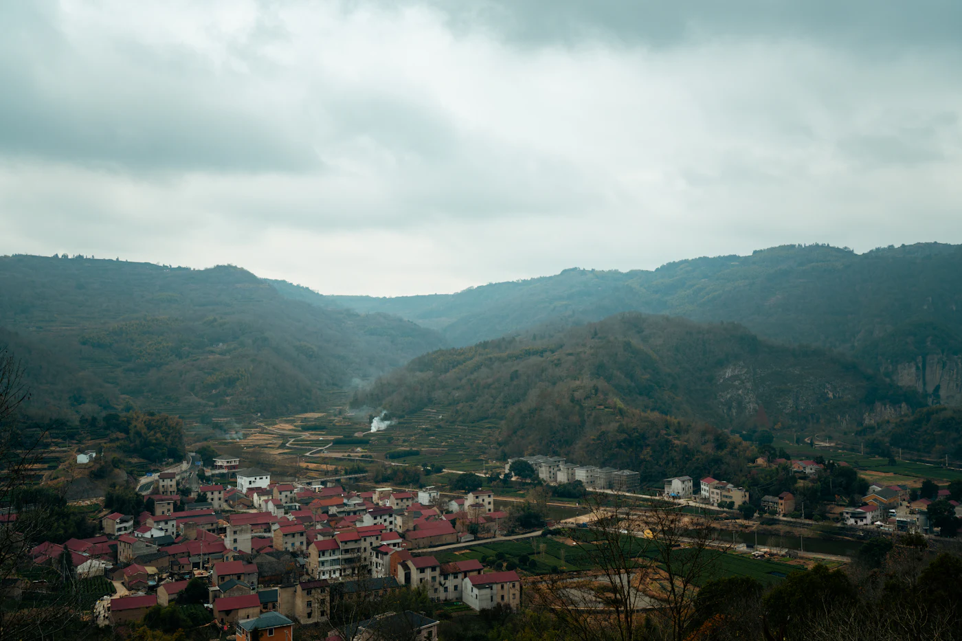Vale da serra coberto por névoa