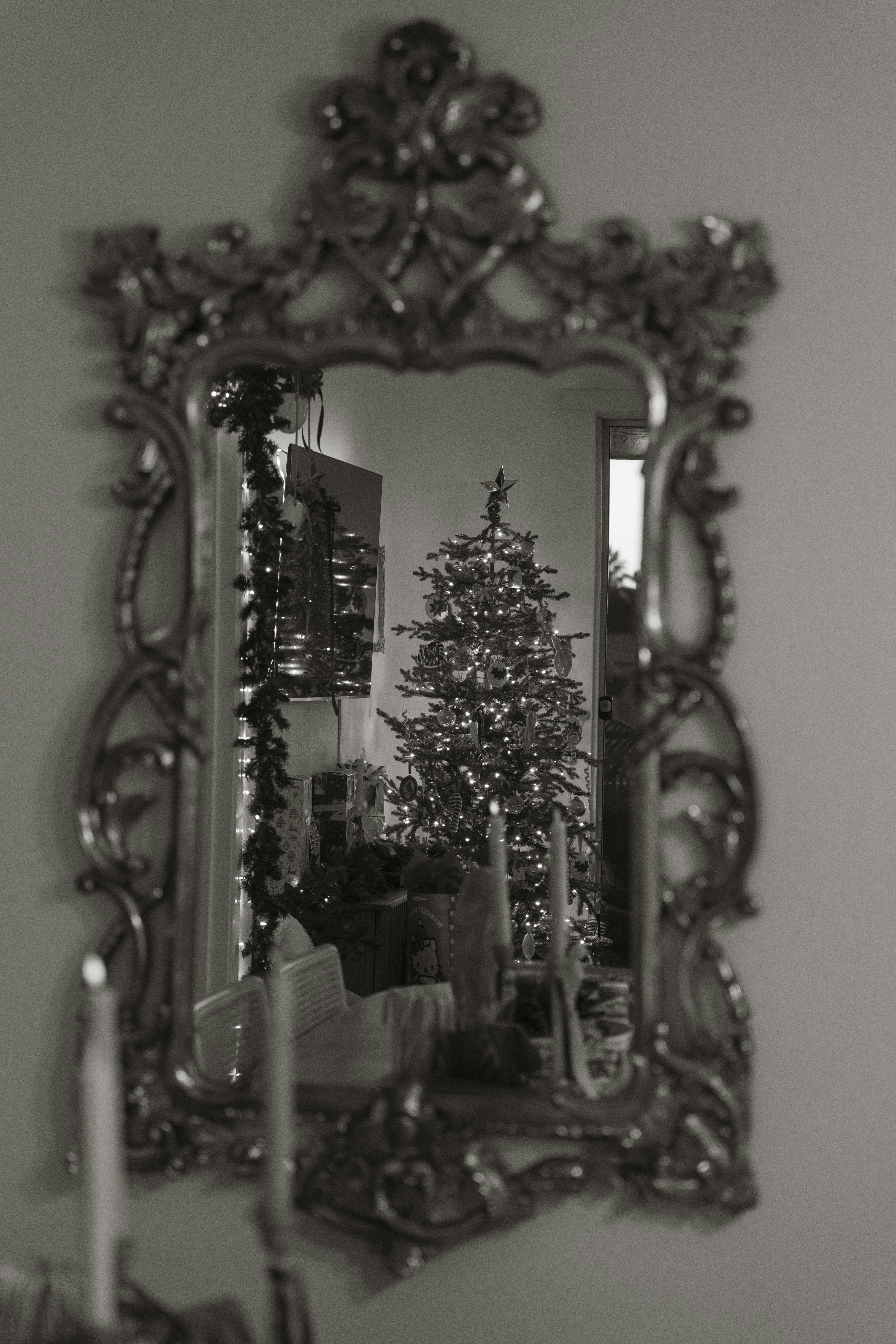 Weihnachtsbaum spiegelt sich in einem kunstvollen Spiegel wider