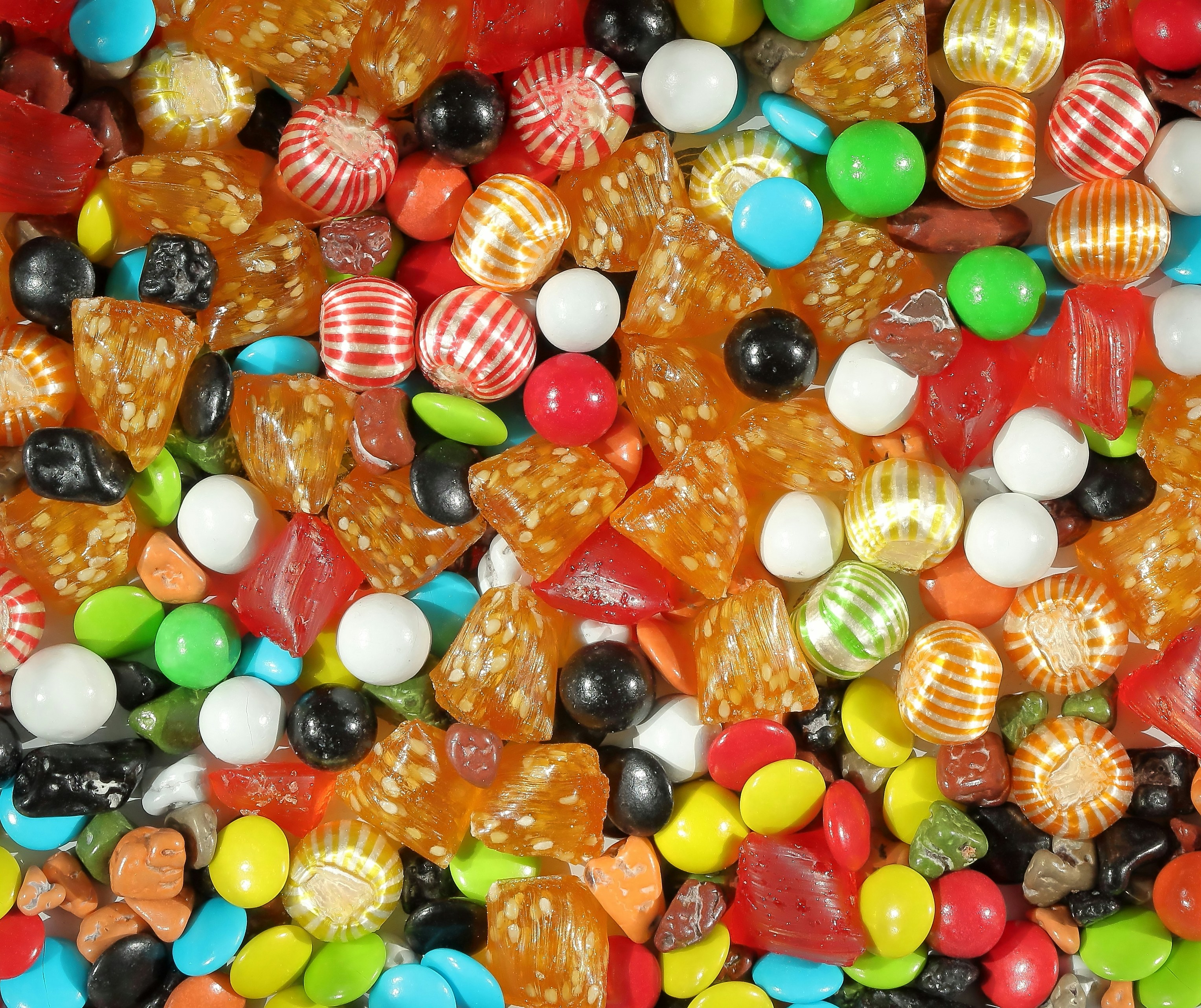 Un assortiment coloré de divers bonbons et douceurs.