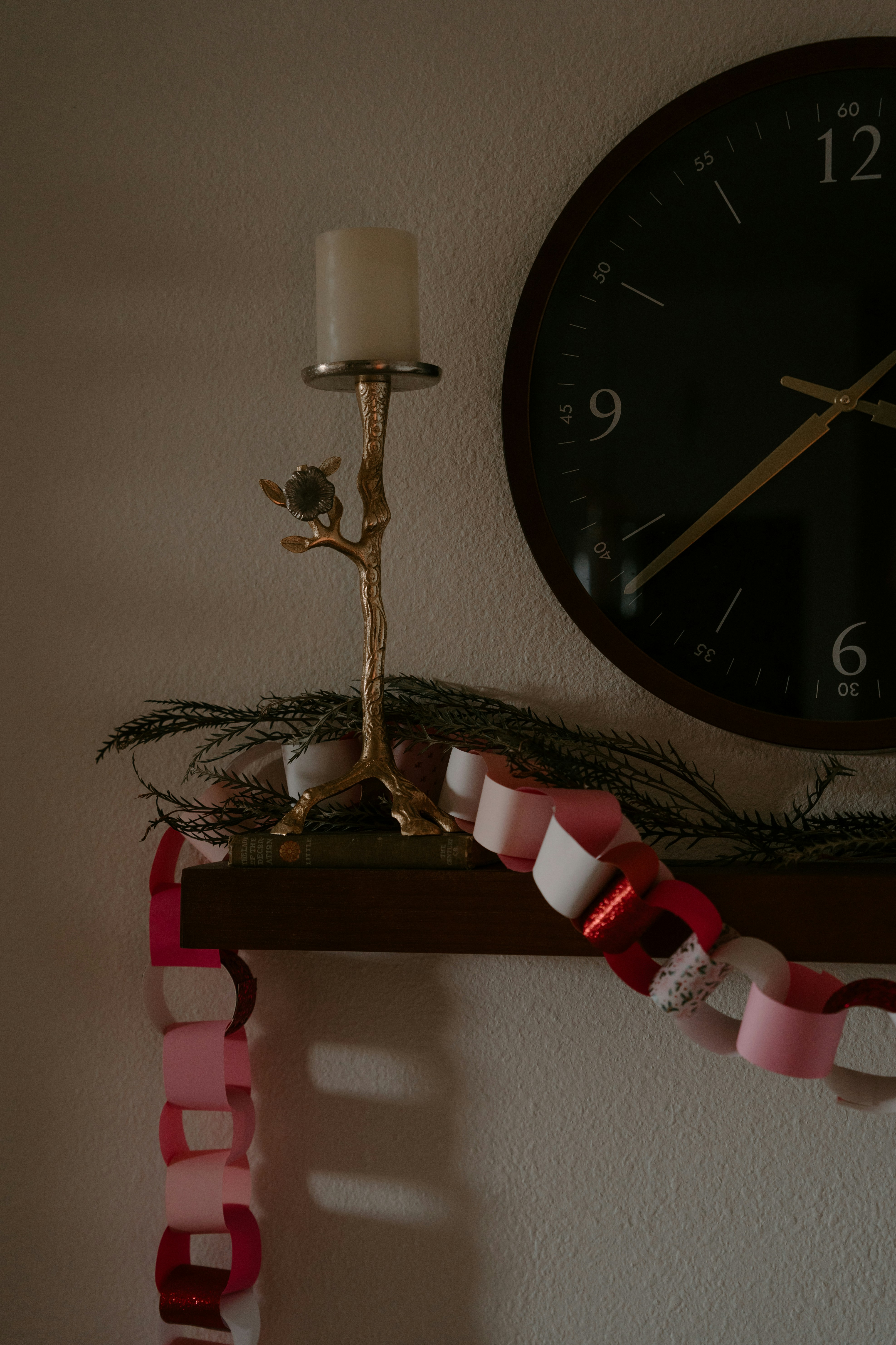 棚の上の燭台、時計、紙のチェーン