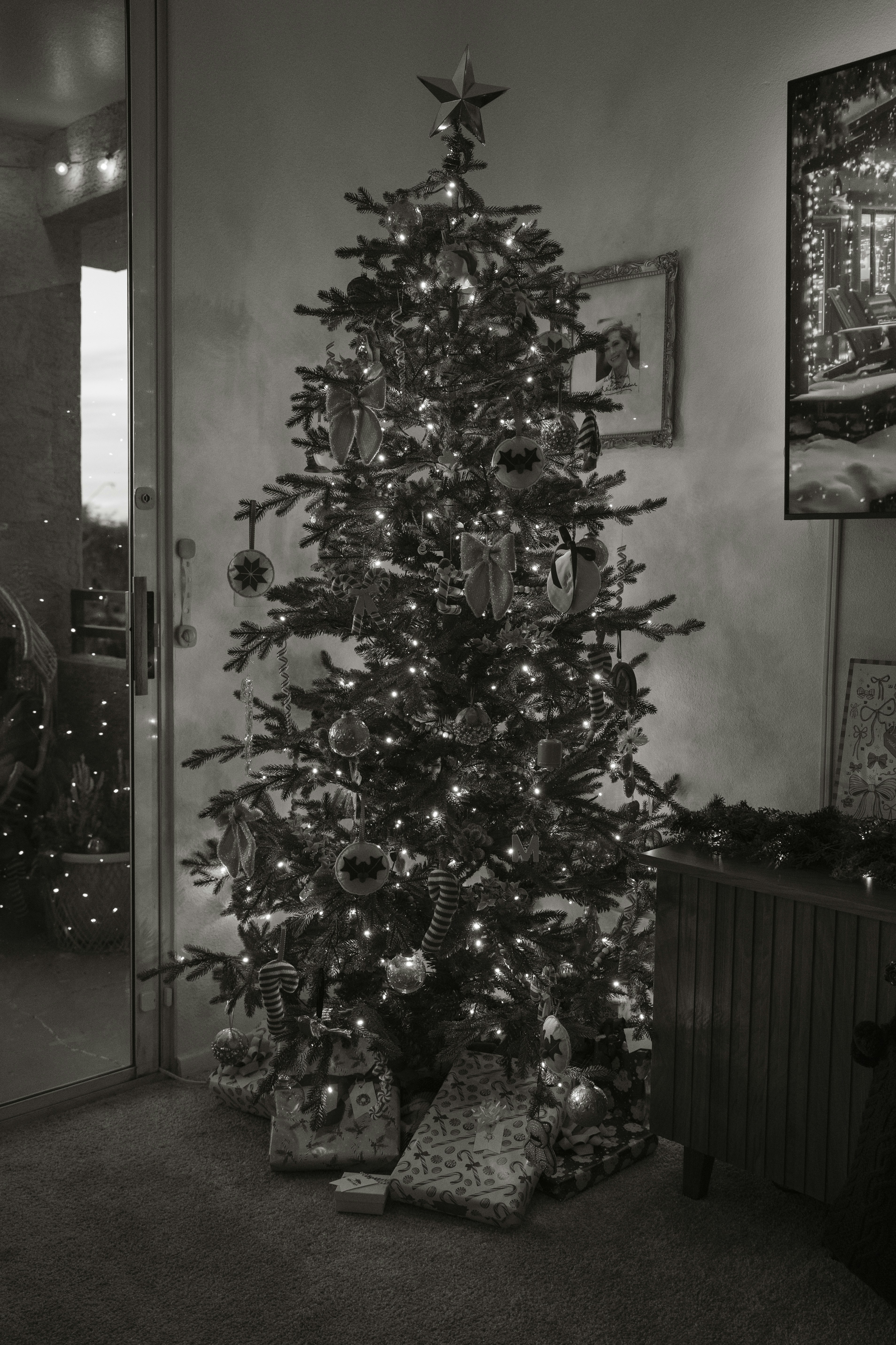 Decorated christmas tree with presents underneath.