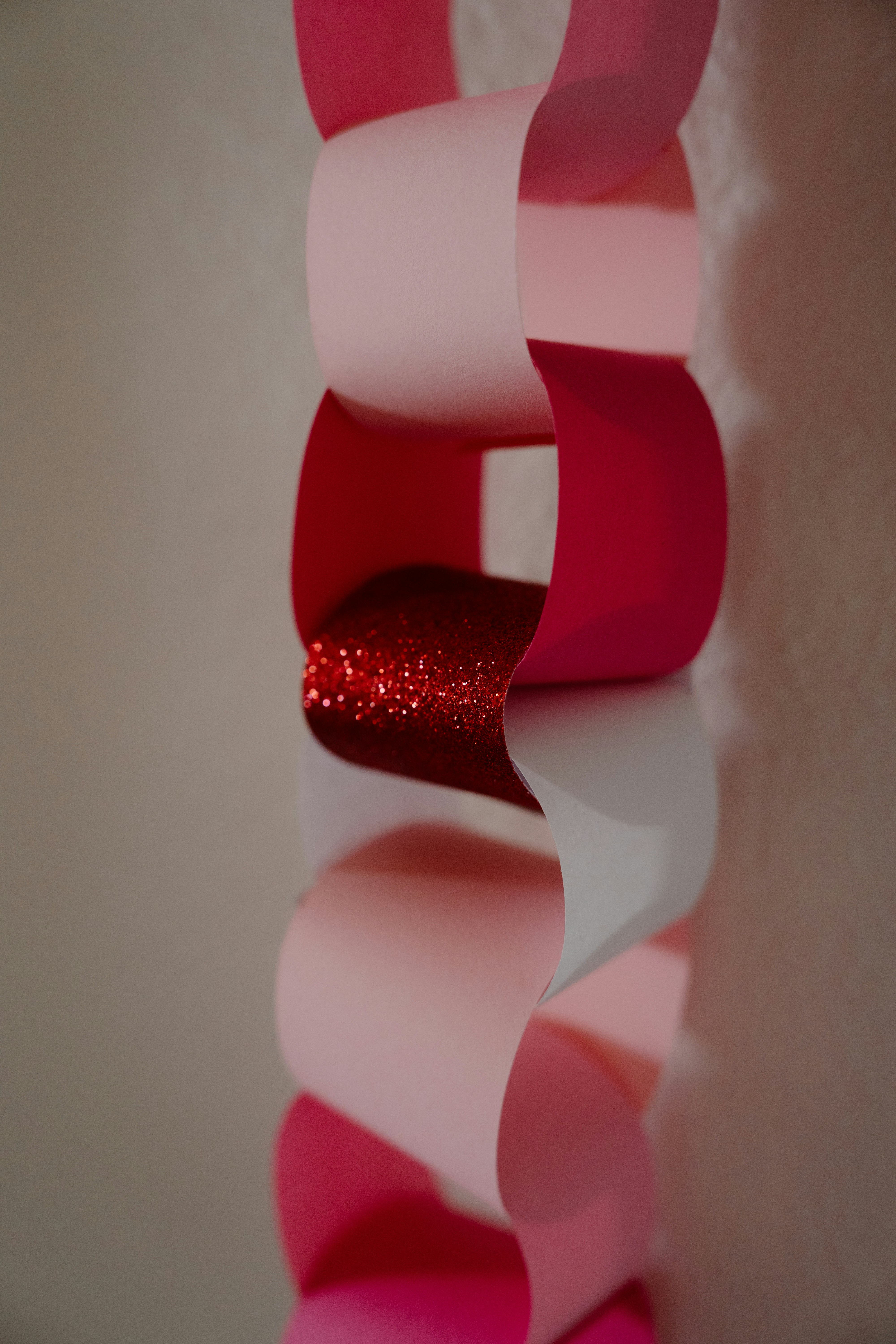 赤くキラキラしたハートの紙チェーンガーランド