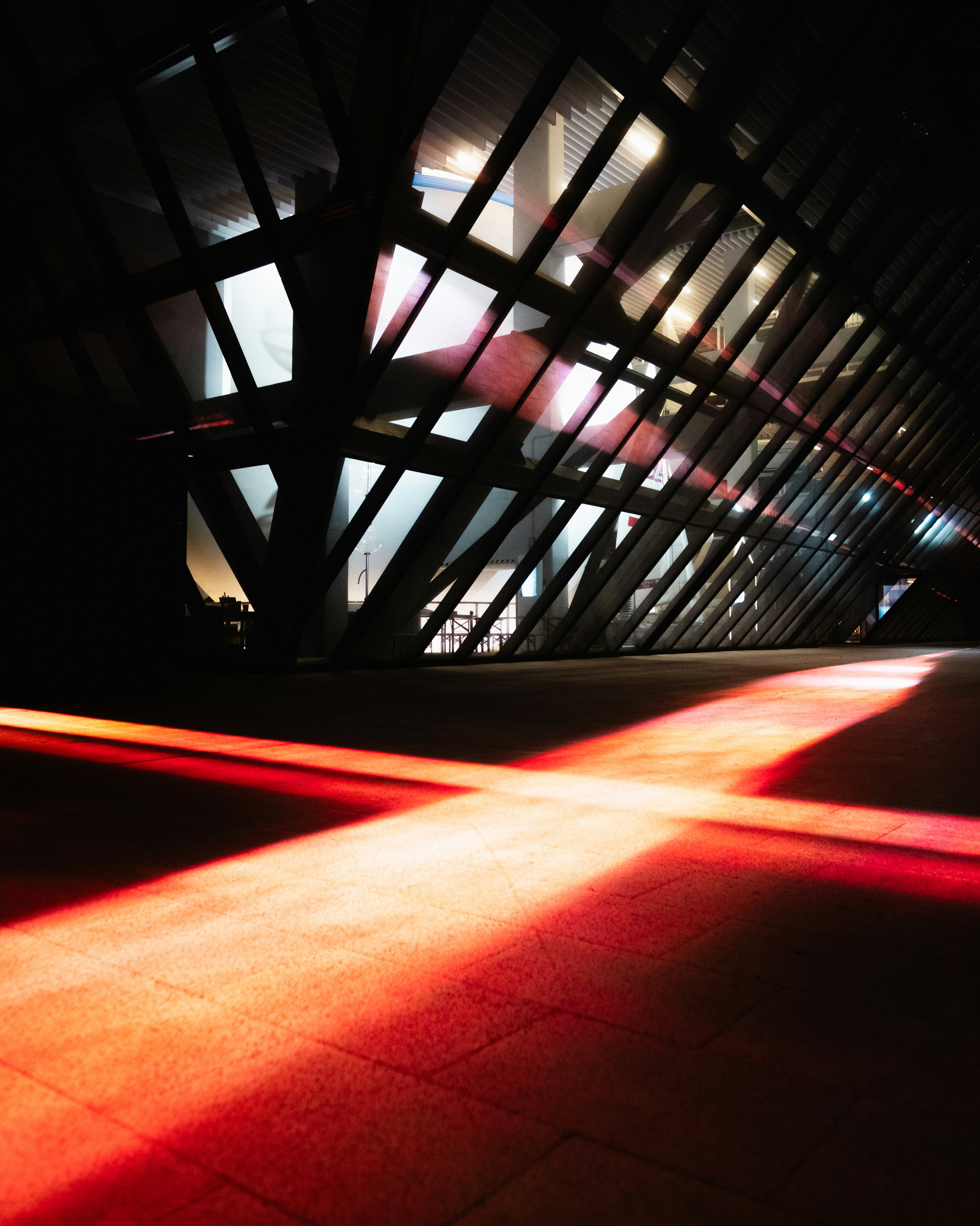 Arquitectura moderna con reflejos de luz roja en el camino