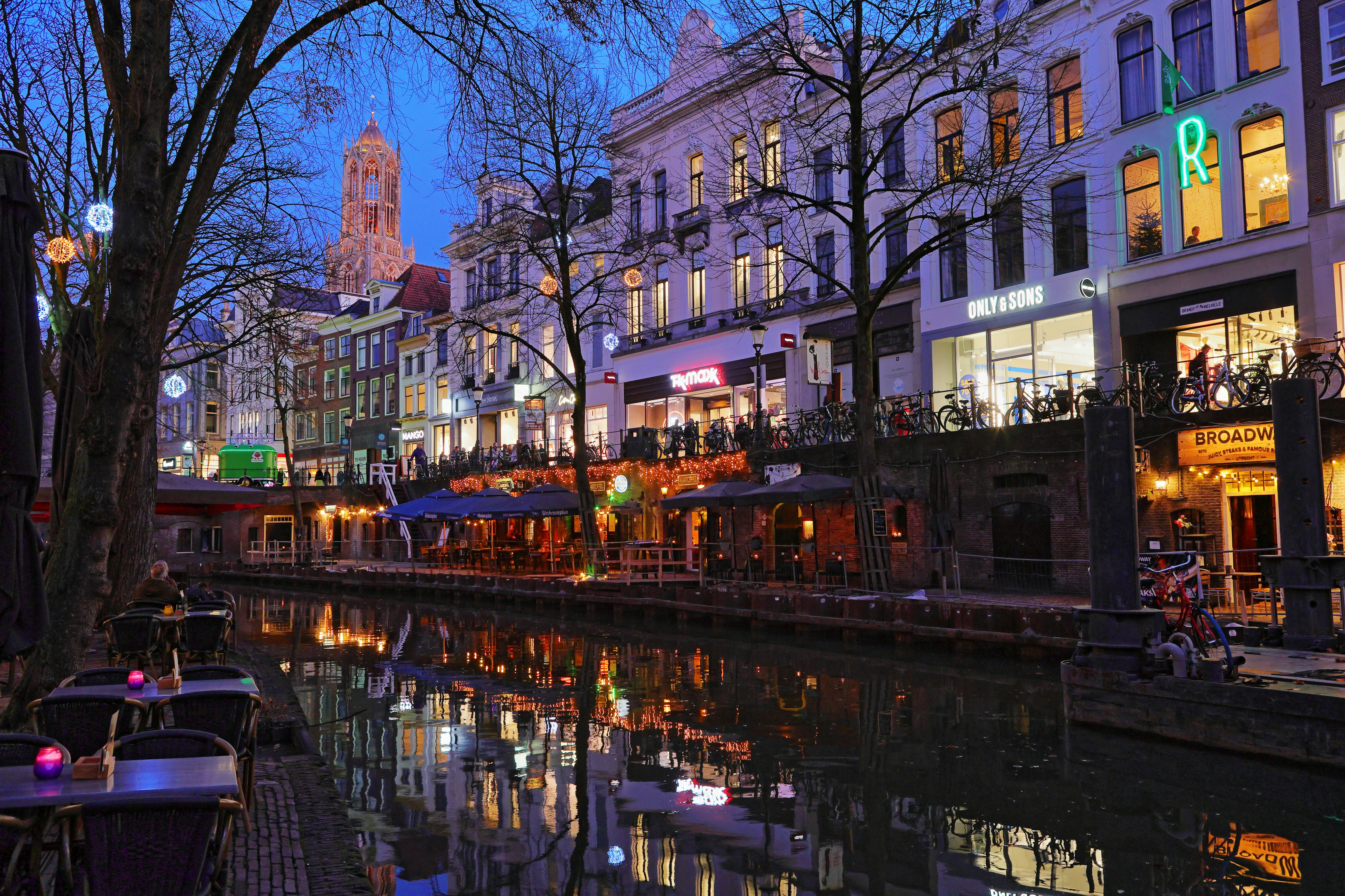 Luz refletida do canal dos edifícios ao entardecer