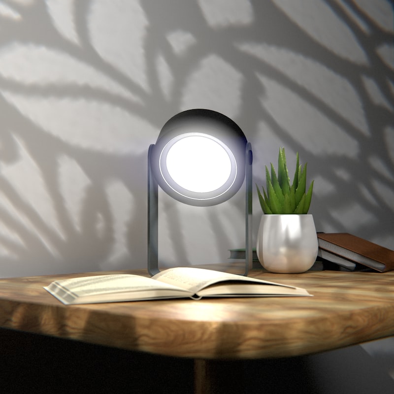 Schreibtisch mit geöffnetem Buch und warmer Lampe