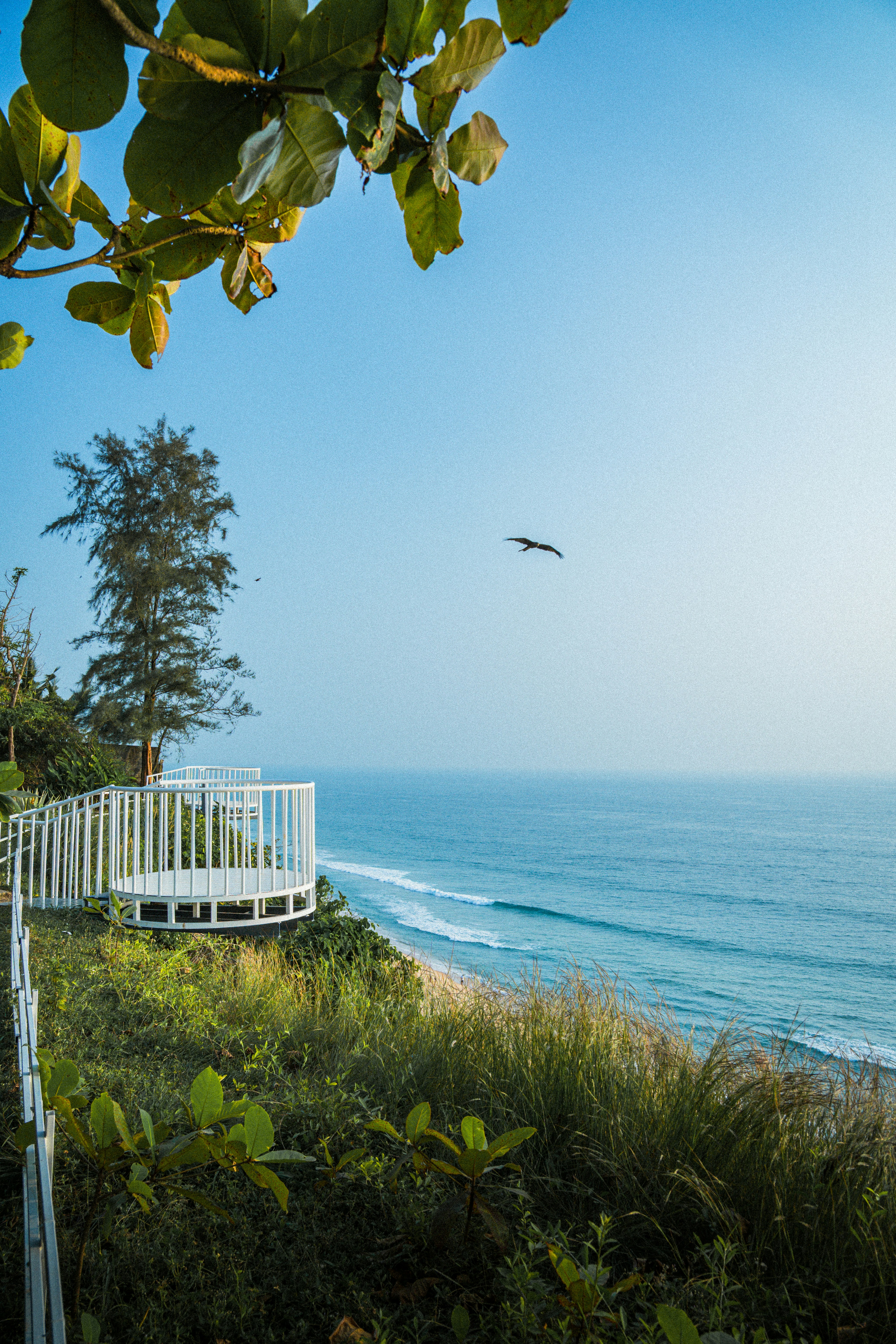 Vue côtière avec rampe blanche et vagues de l’océan.