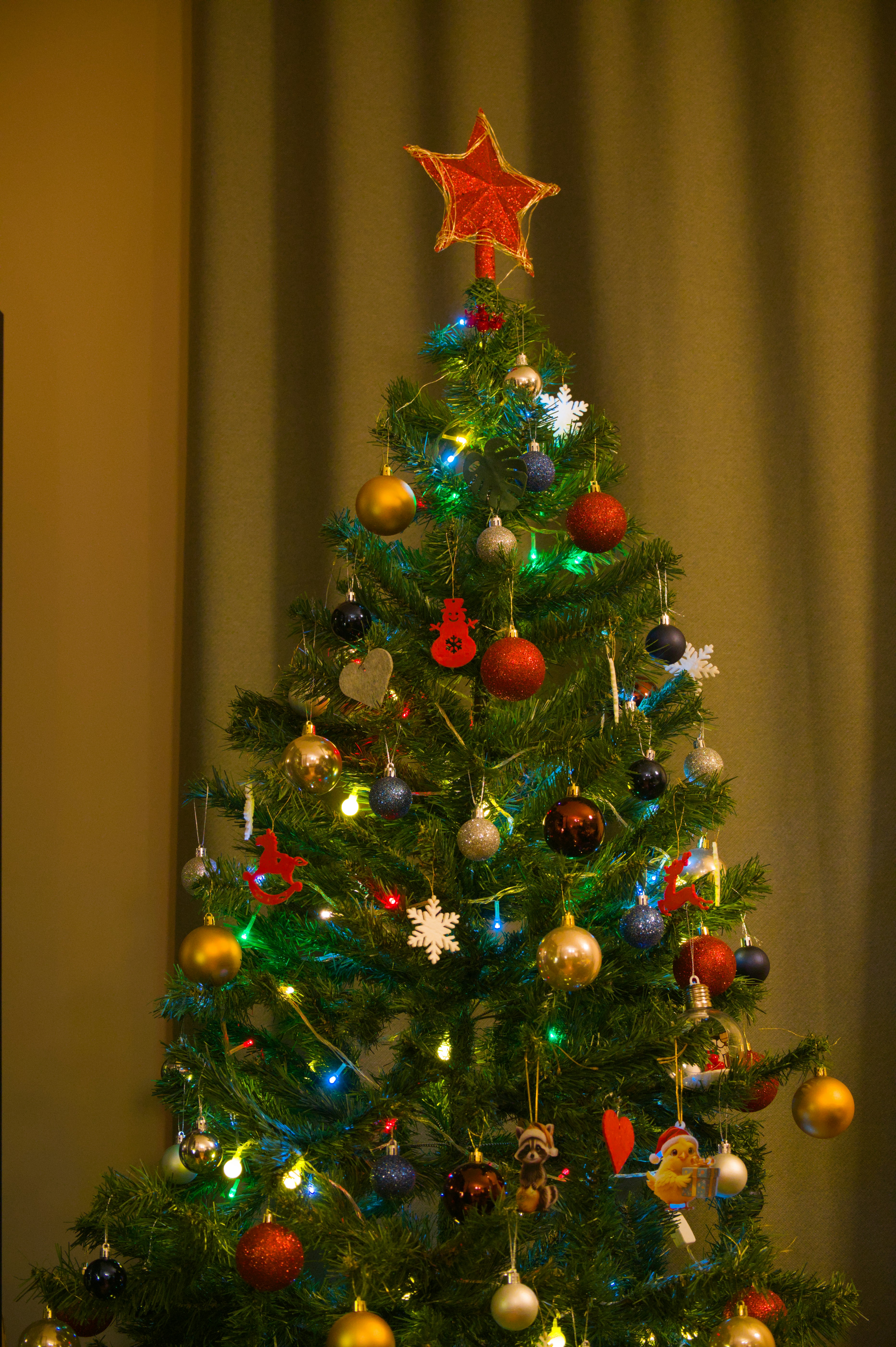 Un árbol de Navidad decorado con adornos y luces.