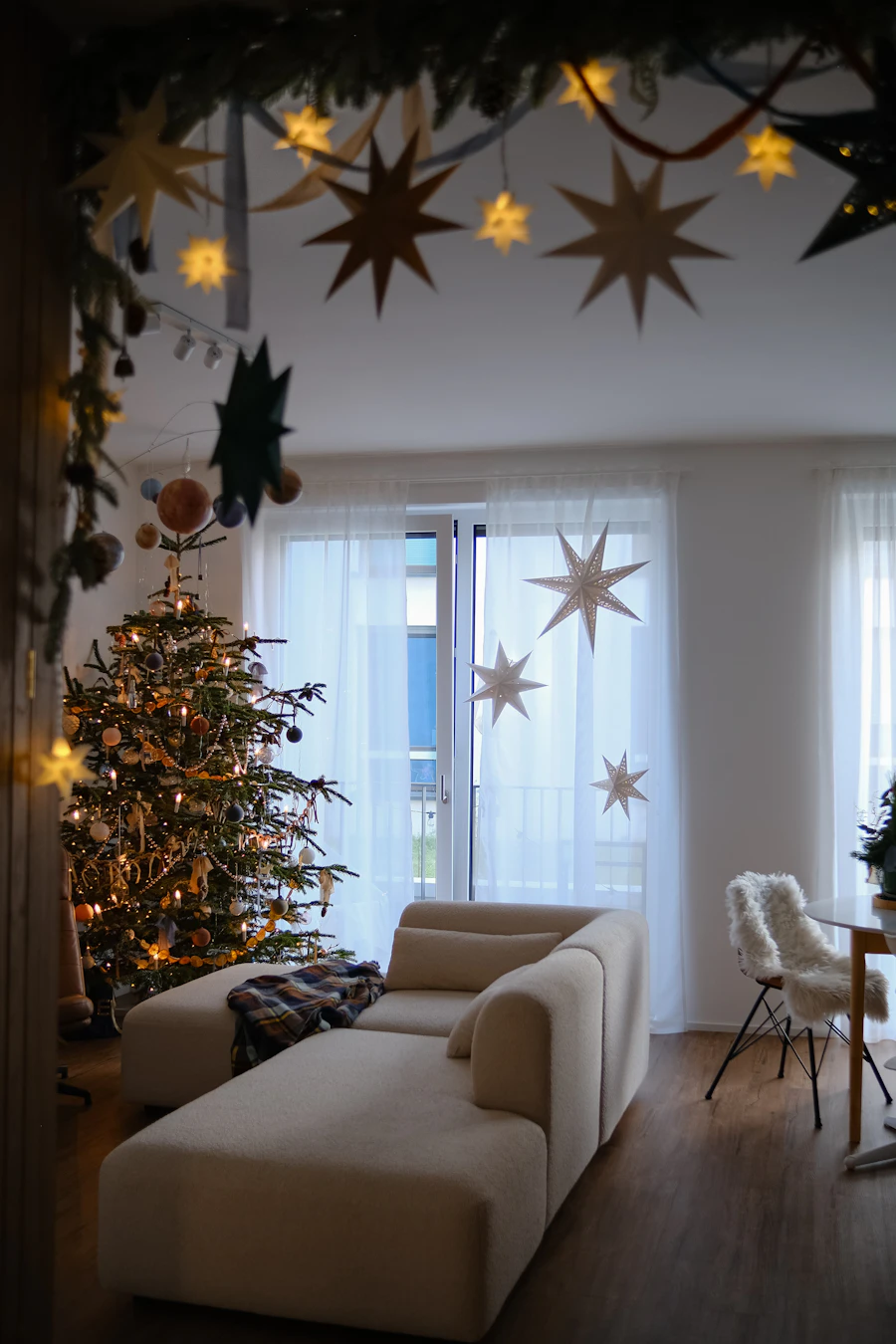 Woonkamer versierd voor kerst met een kerstboom