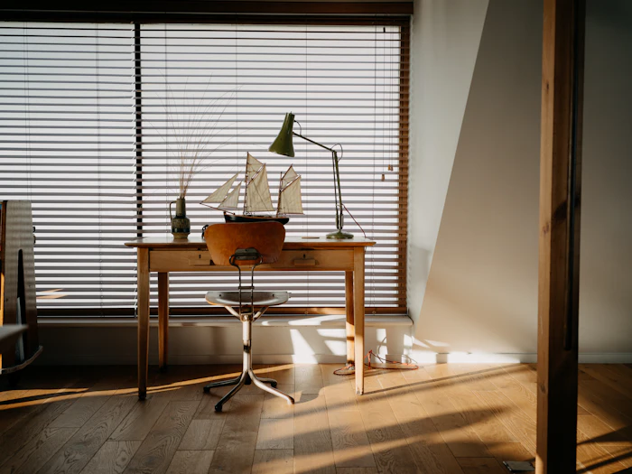 Store en bois filtrant la lumière dans une pièce contemporaine