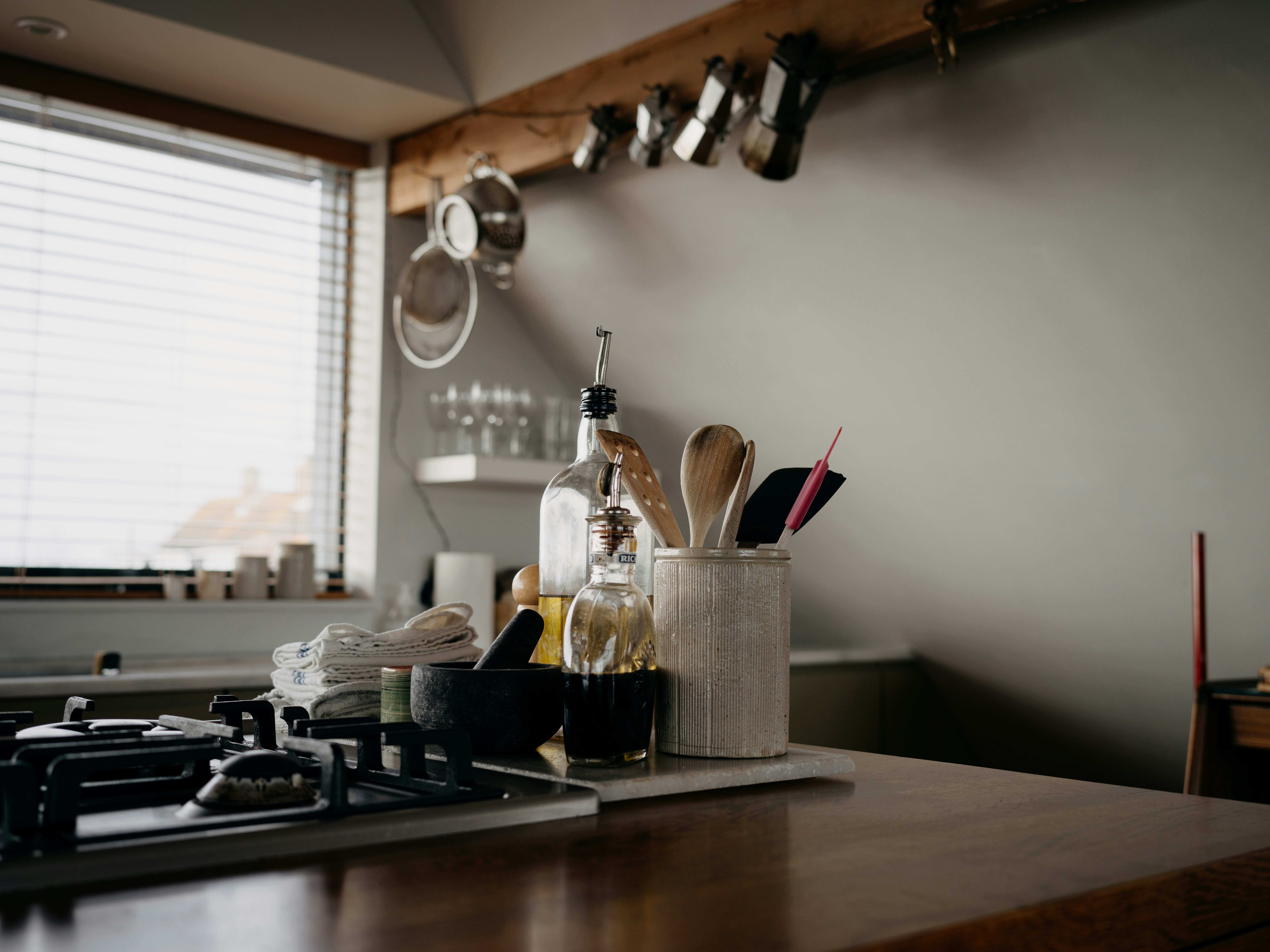 Mutfak dolaplarındaki yağ lekelerini temizlemek için hazırlanan sirkeli karışımın ve mikrofiber bezin kullanımı.