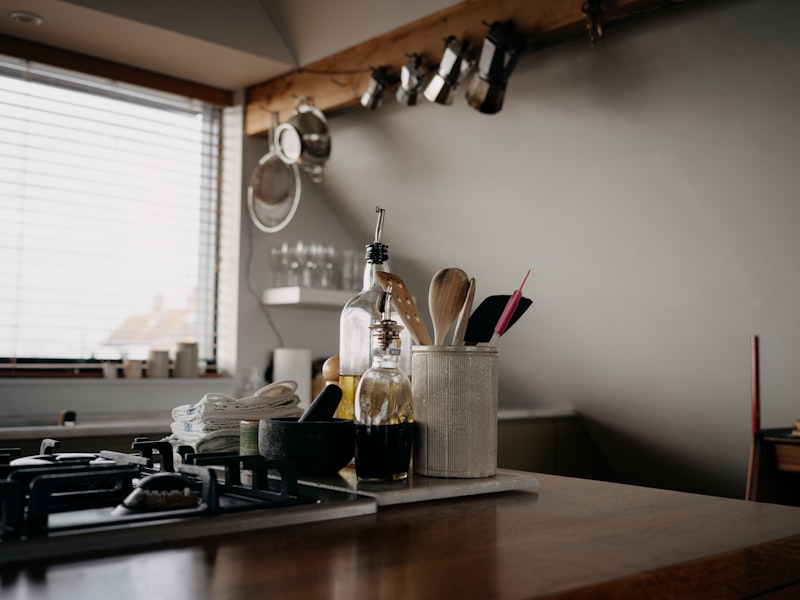 Ustensiles et bouteilles sur un plan de travail