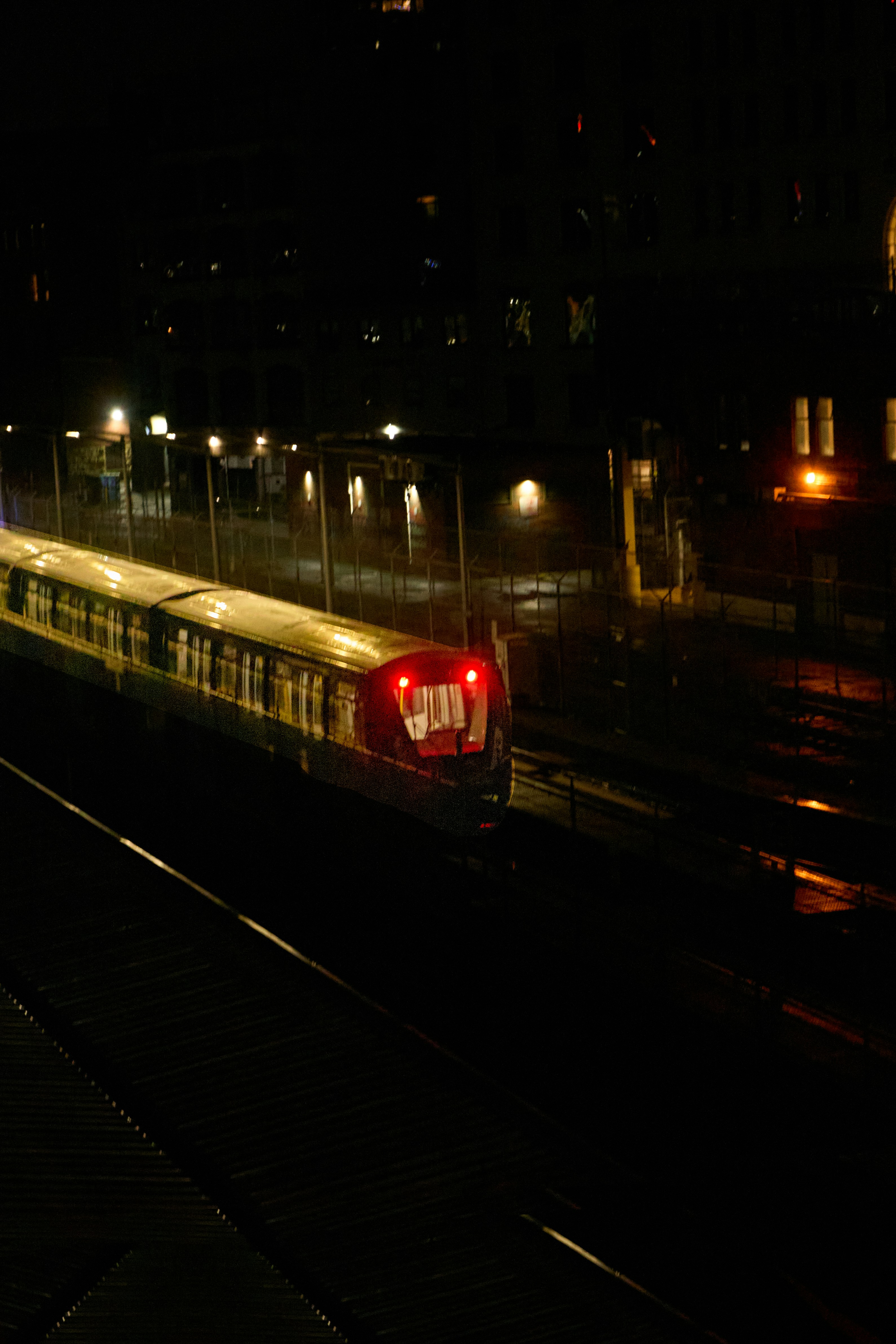 Ein Zug an einem Bahnhof nachts