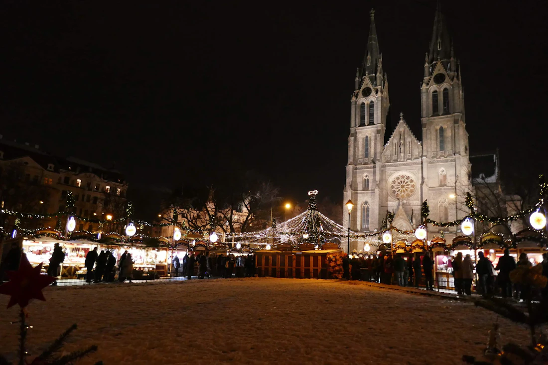 Mercado de Natal iluminado à noite