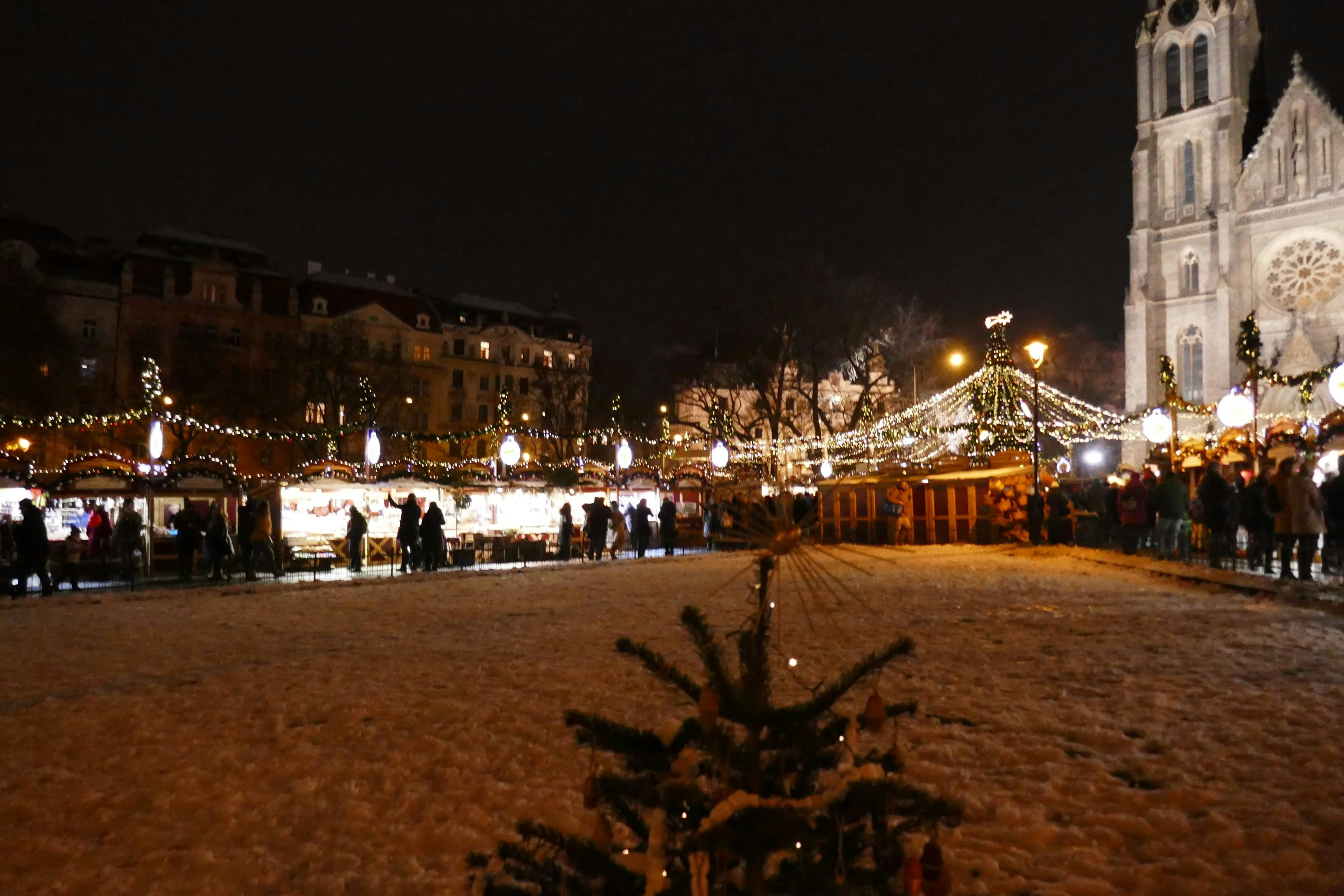 Marché de Noël avec étals et sapin la nuit