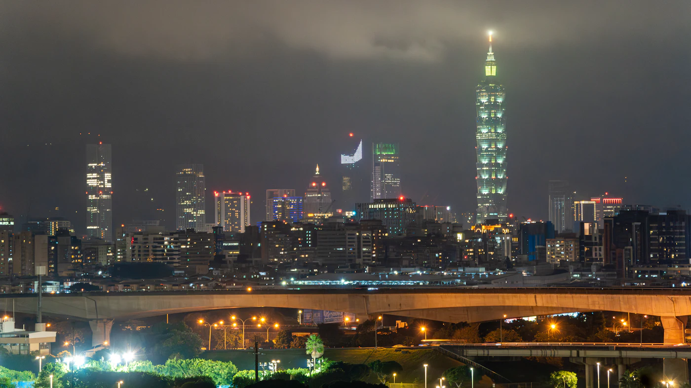 Der Wolkenkratzer Taipei 101 über der nächtlichen Skyline von Taipeh
