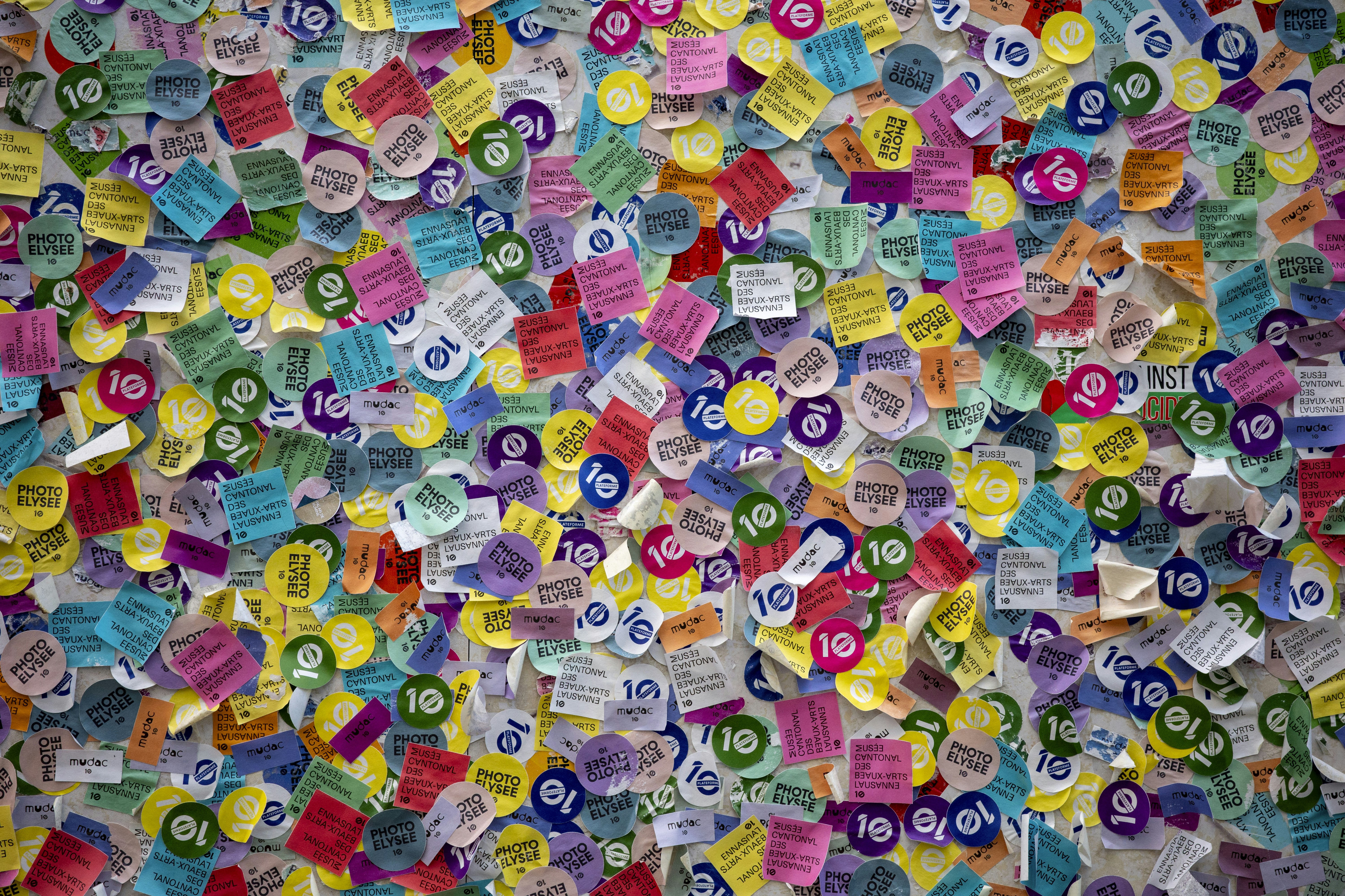 小さな四角いものや円形のアイテムがカラフルに混ざったコラージュです。