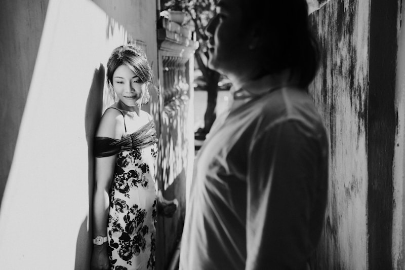 精英情侣漫步古城