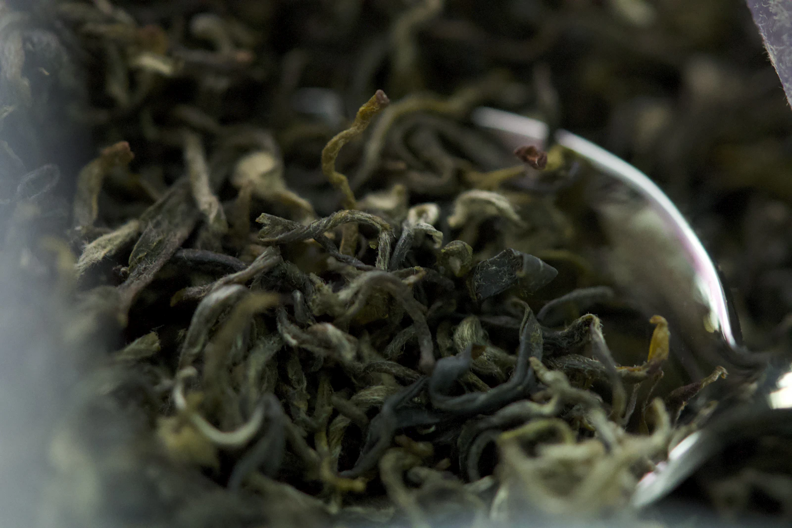 Primer plano de hojas secas de té de color verde y marrón