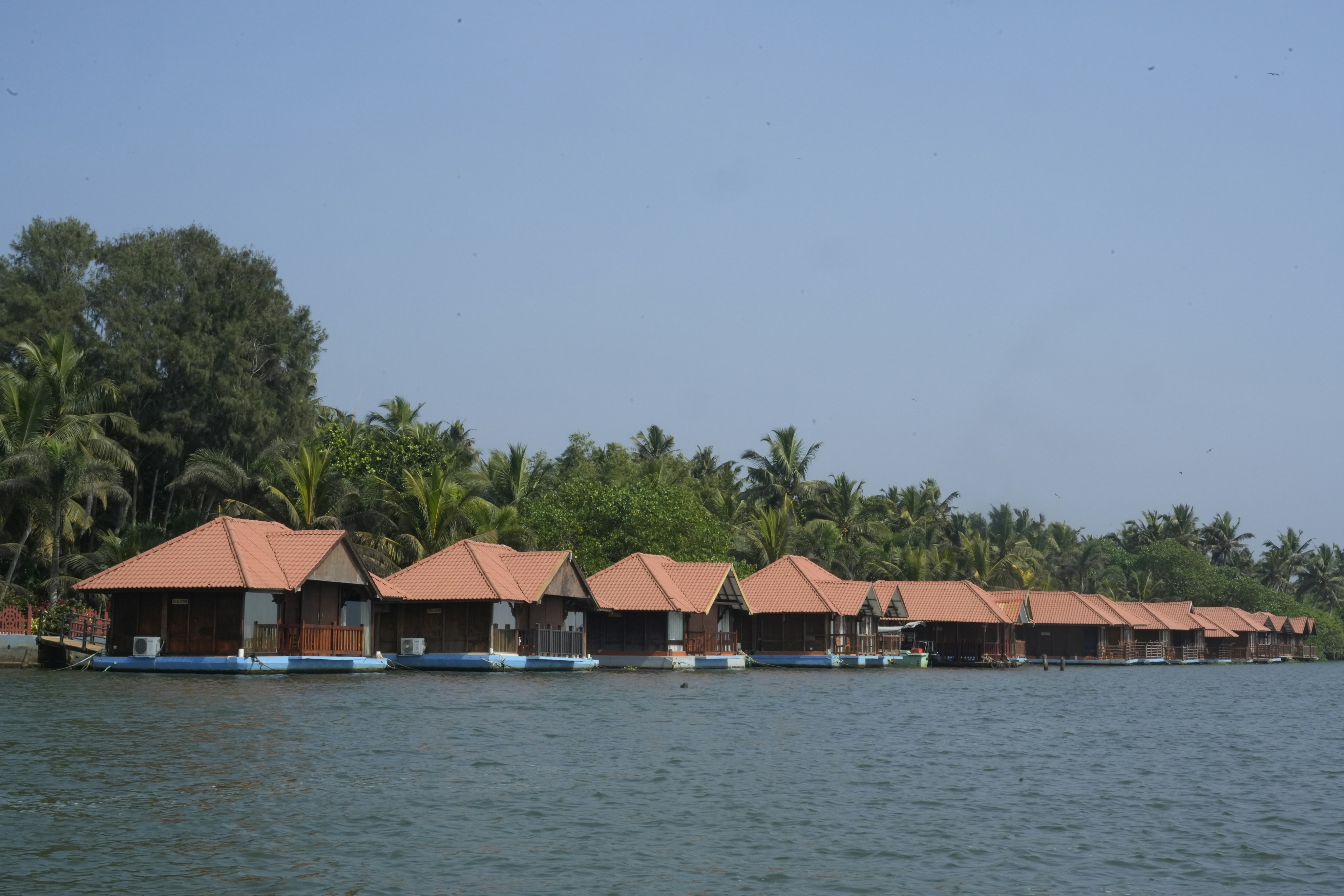 浮かぶバンガローが穏やかな水面に沿って並んでいます。