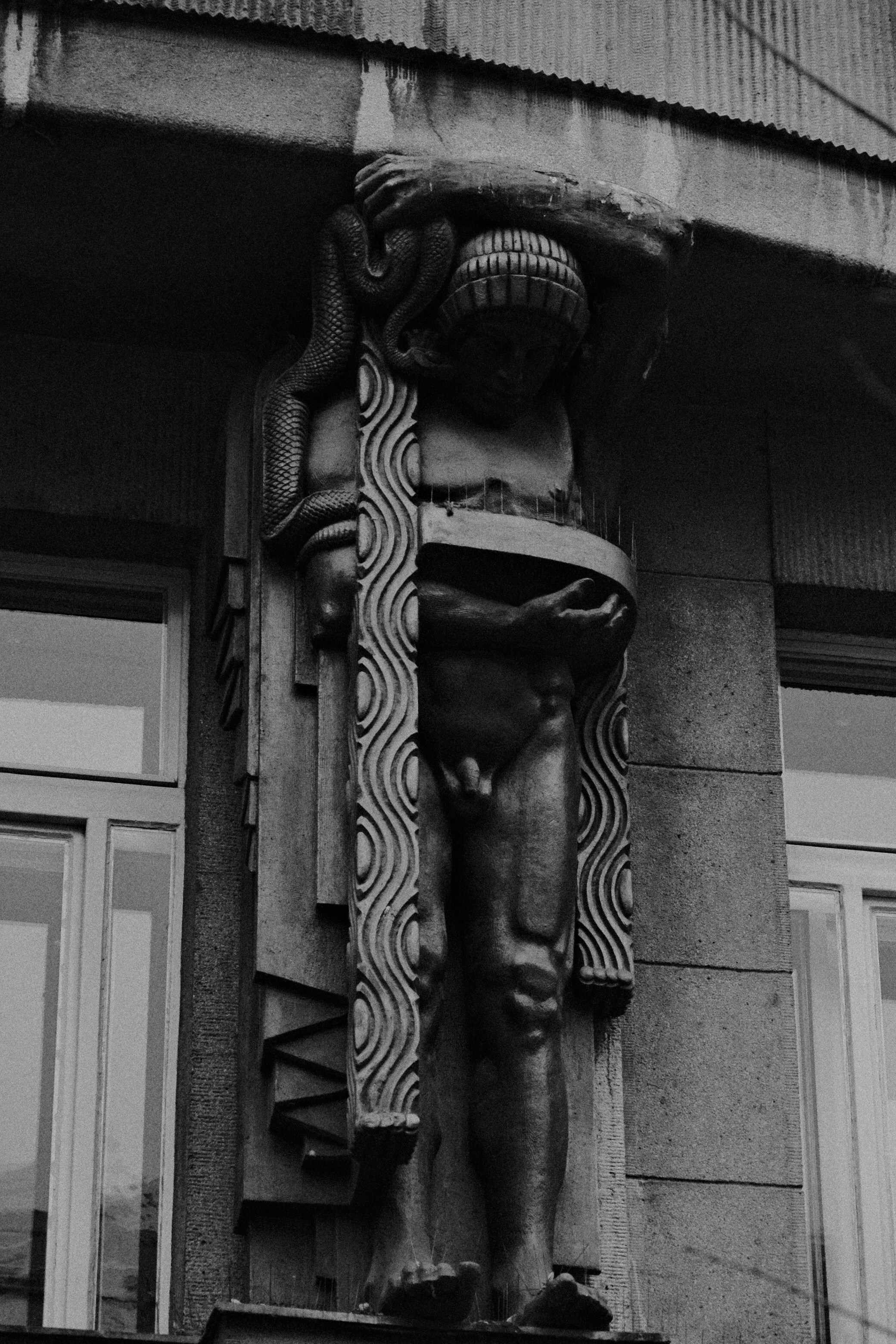 Architektonische Skulptur zur tragenden Gebäudefassade