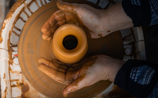 도자기를 빚고 있는 장인의 손