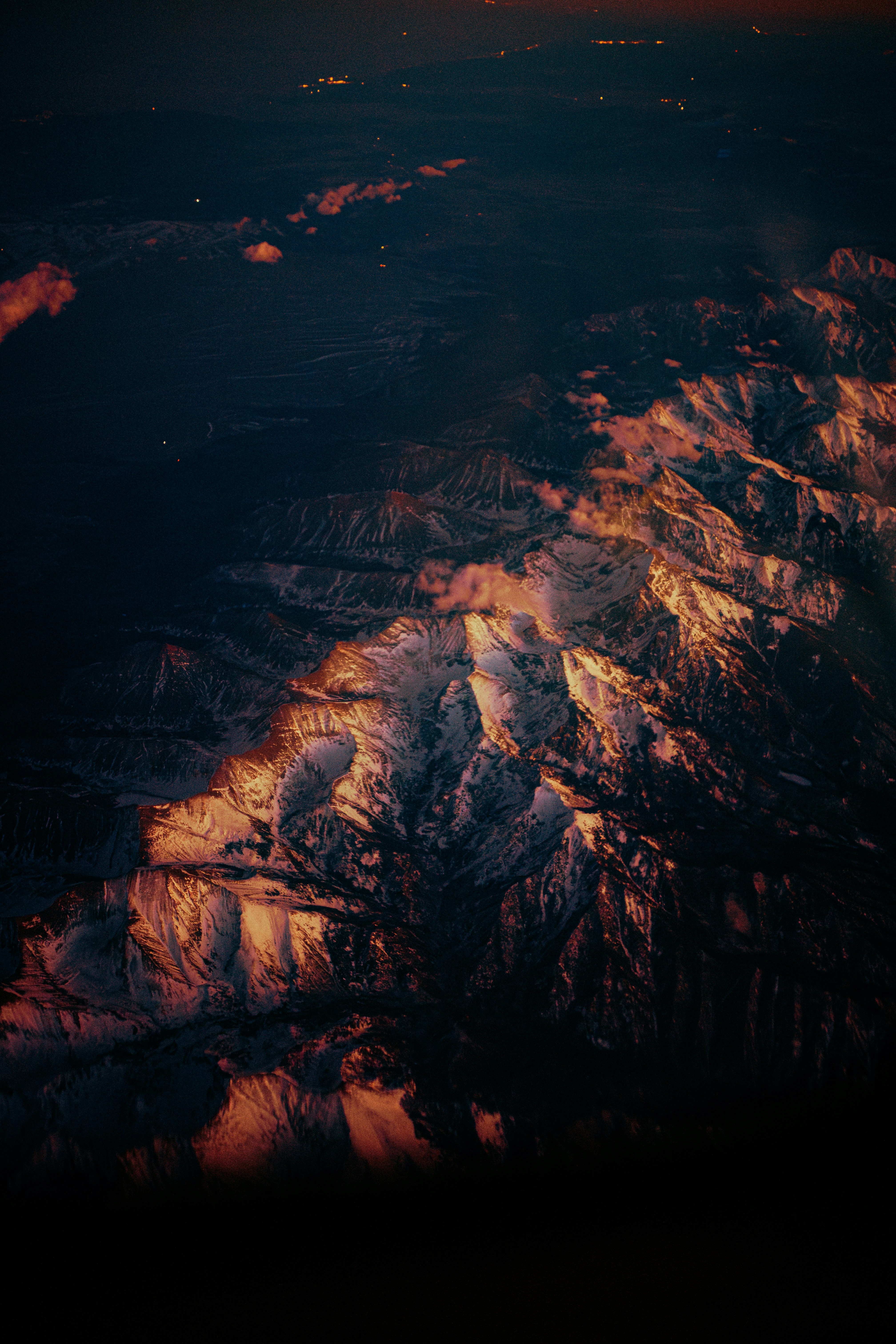 Rugged mountain landscape, sunrise, ilustrasi artikel Conquer the Elements: The Toughest Water Bottles for Your Wildest Adventures 6