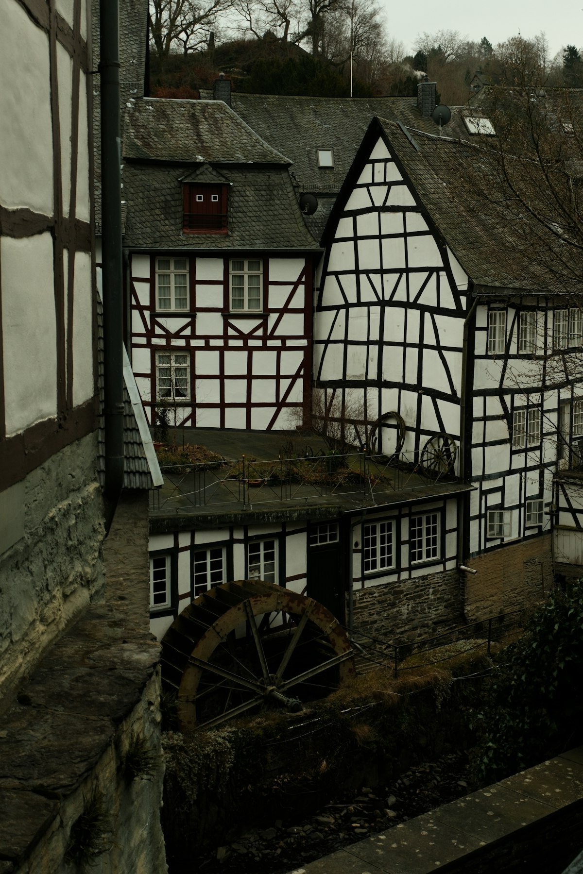 Fachwerkhäuser mit Wasserrad im rheinischen Stil