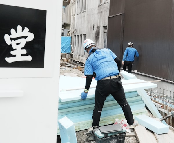 日本の建設現場で資材を扱う作業員