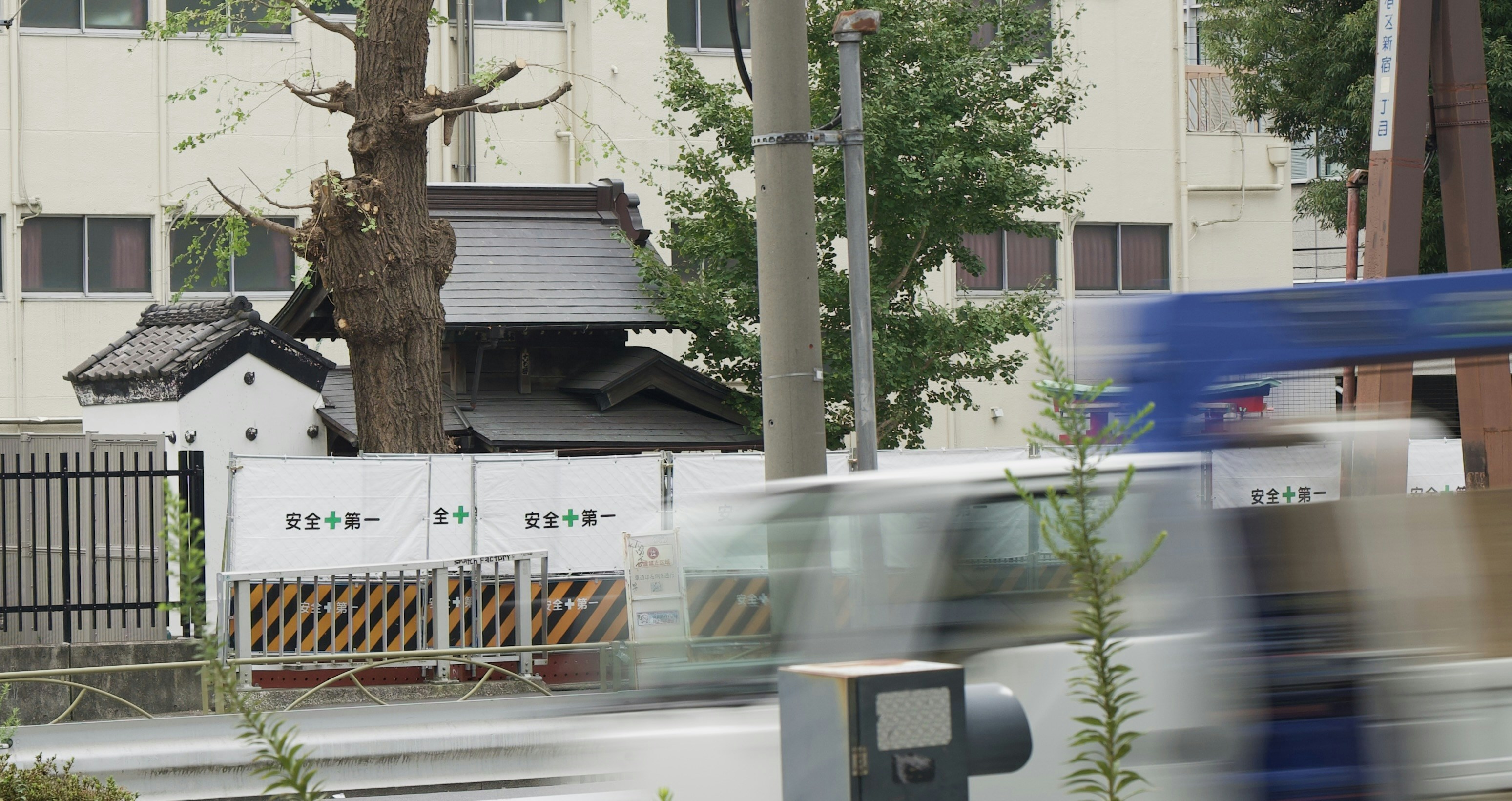 Une scène de rue floue avec des bâtiments et des véhicules.