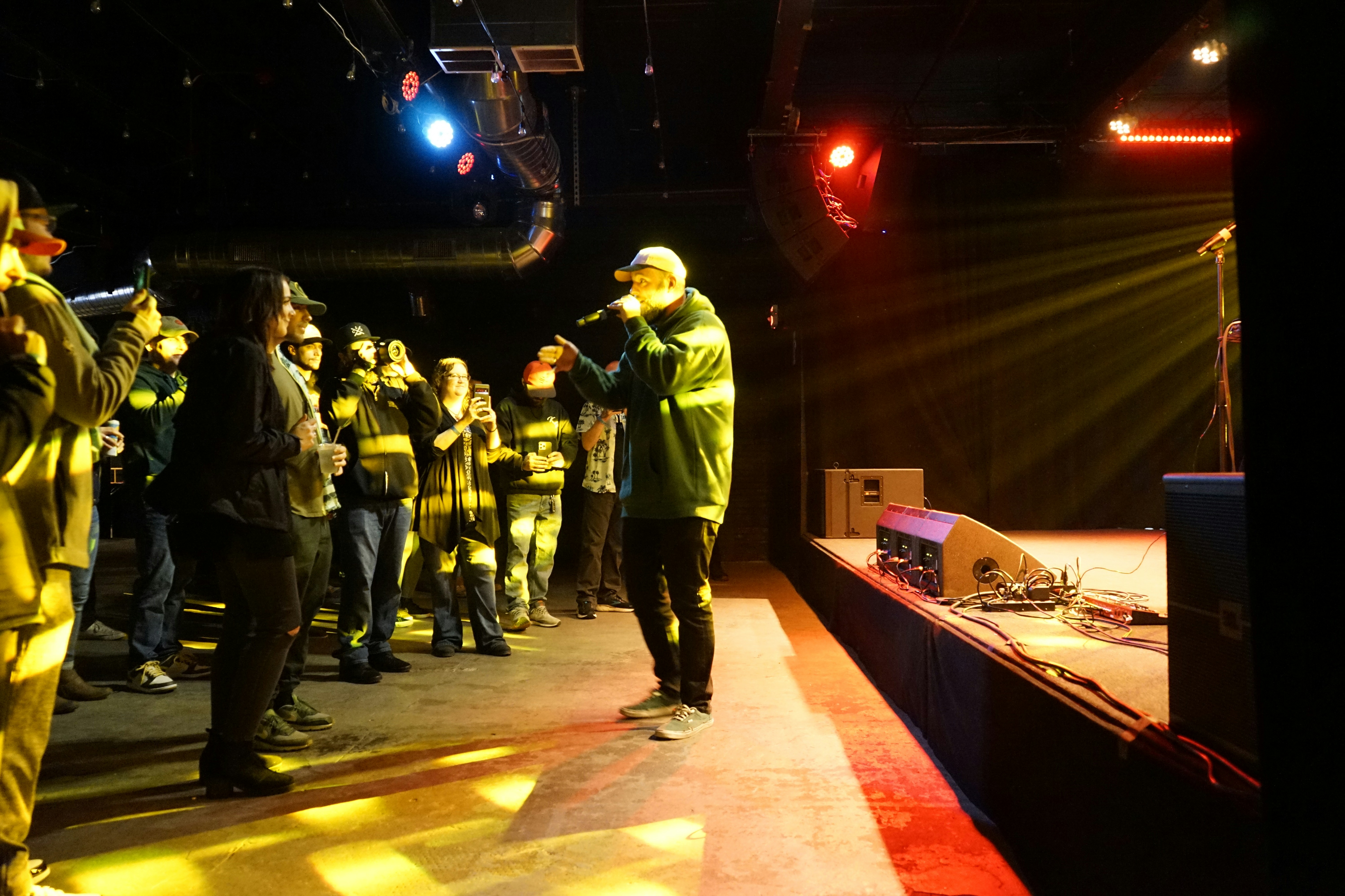 Rapper che si esibisce sul palco davanti a un pubblico