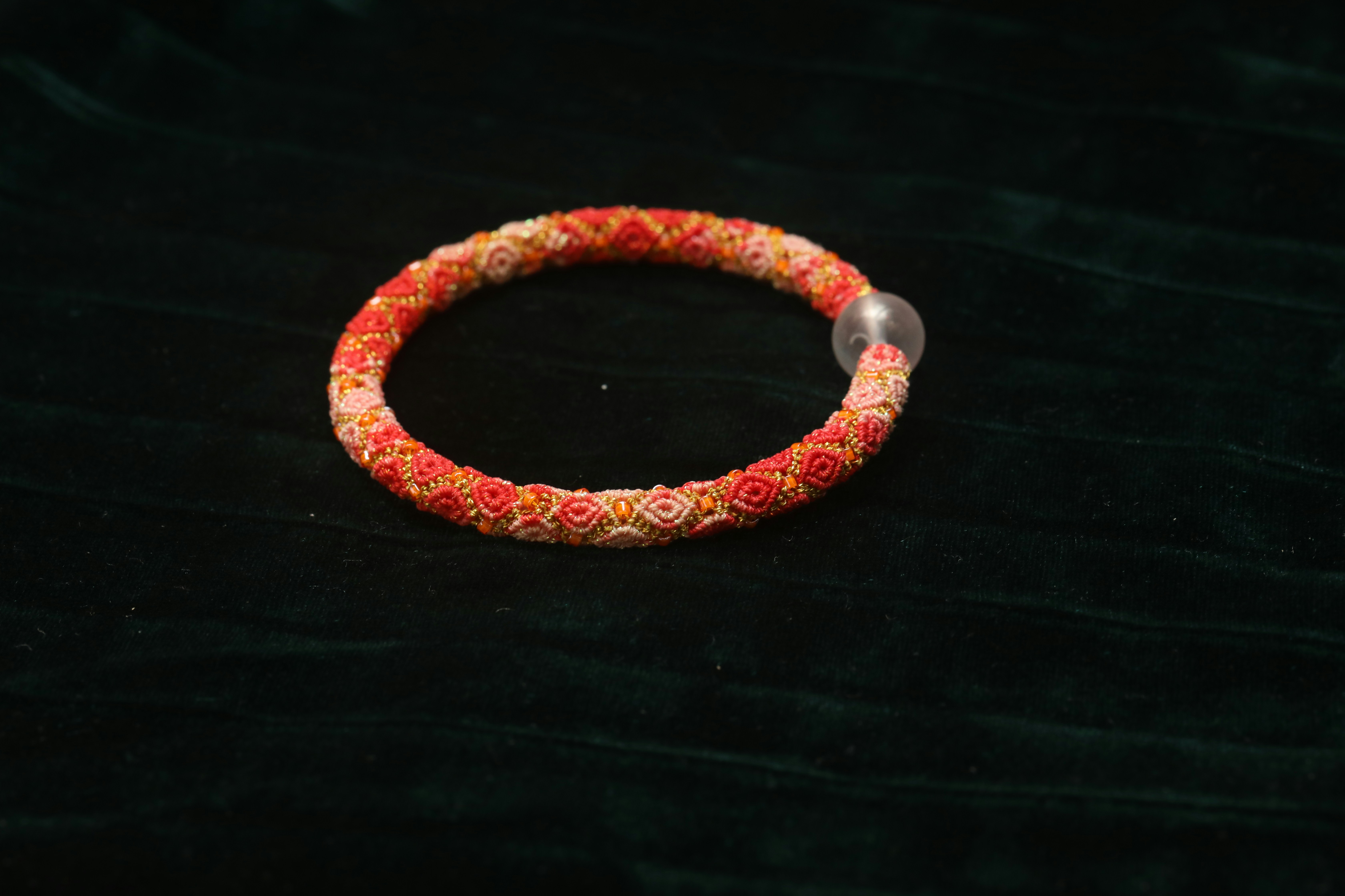 Beaded bracelet with floral pattern and pearl details