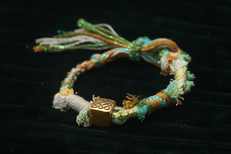 Bracelet artisanal sur fond sombre