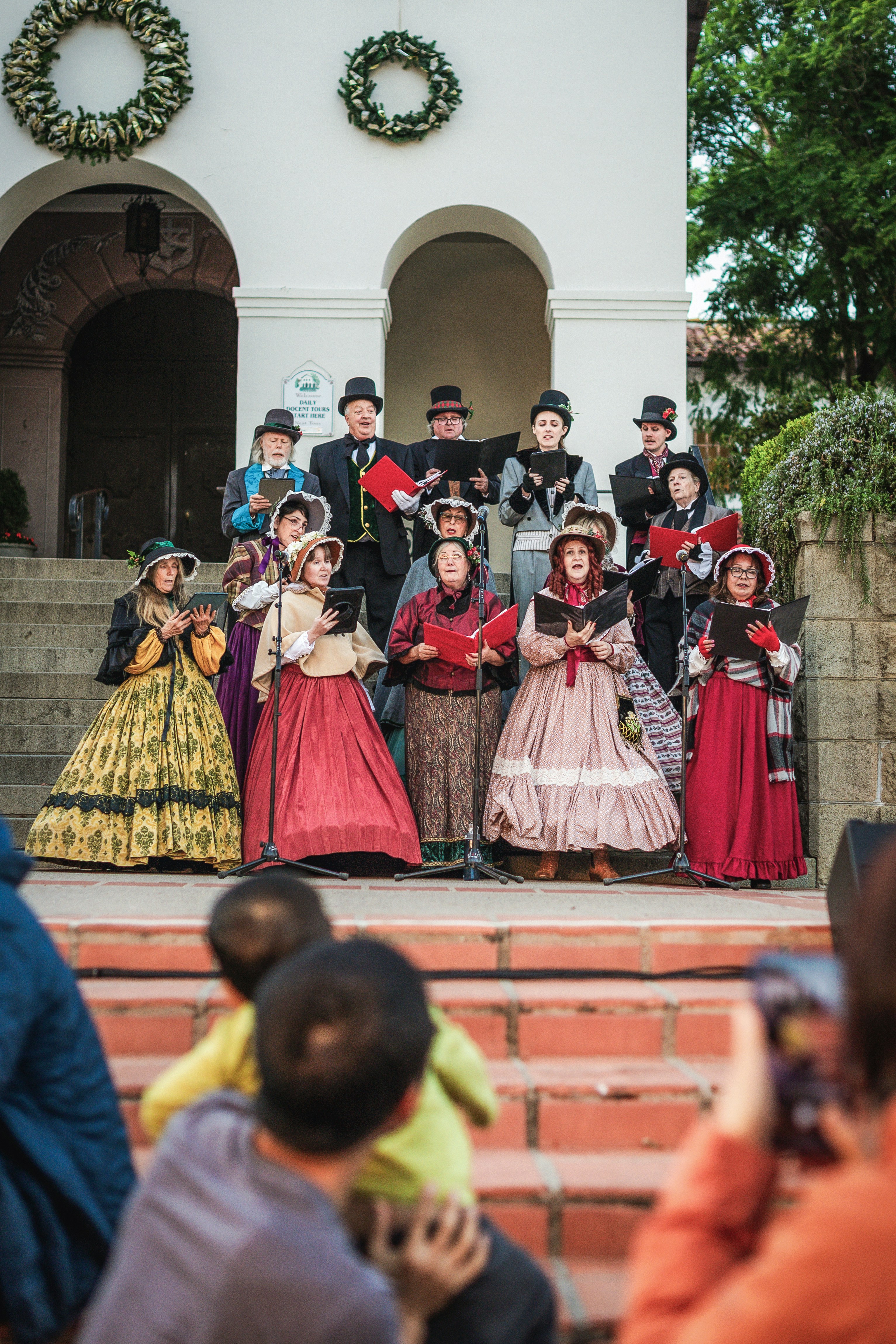 I cantatori di Natale vittoriani eseguono canzoni natalizie all'aperto