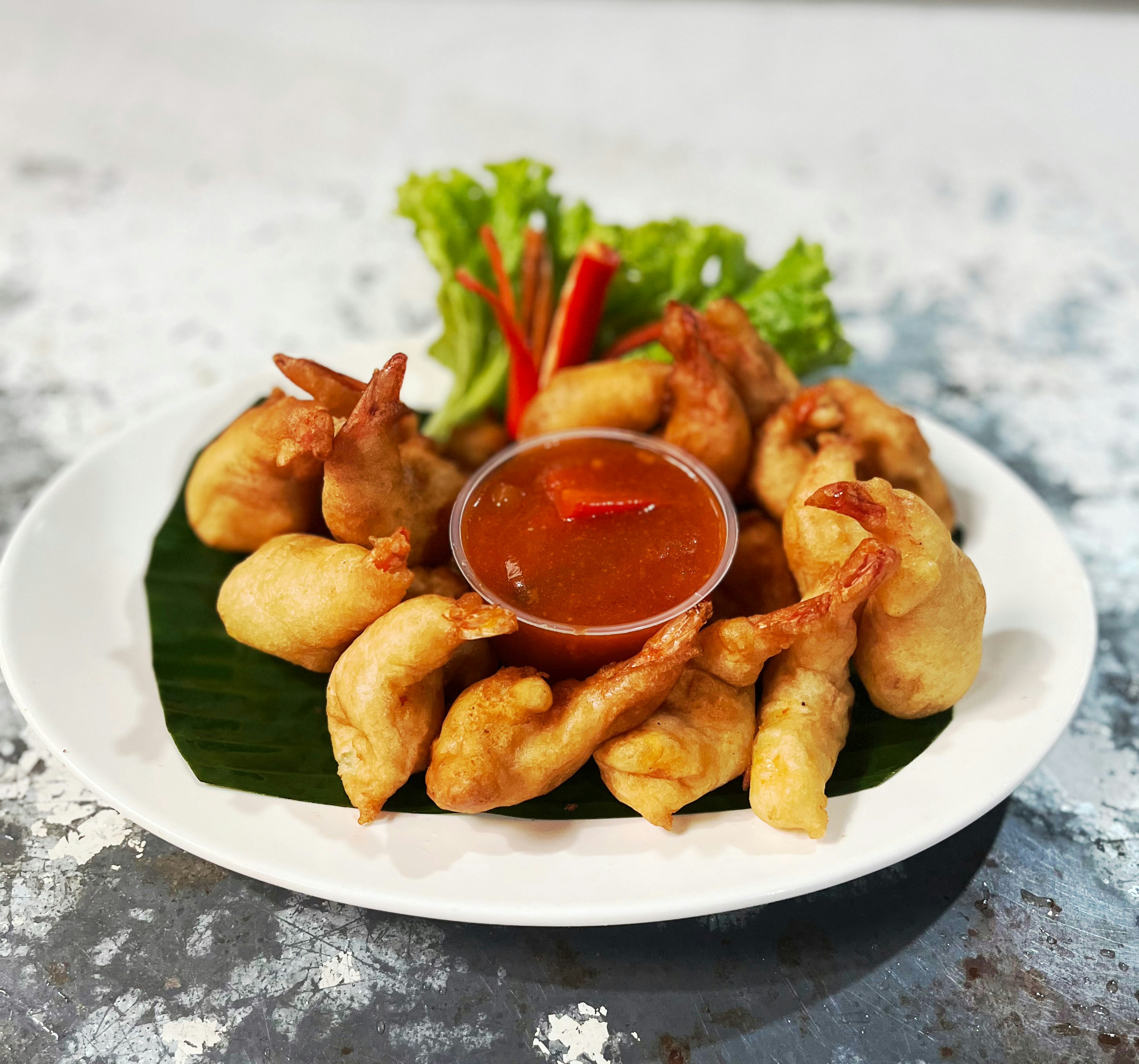 Fried shrimp with dipping sauce and garnish